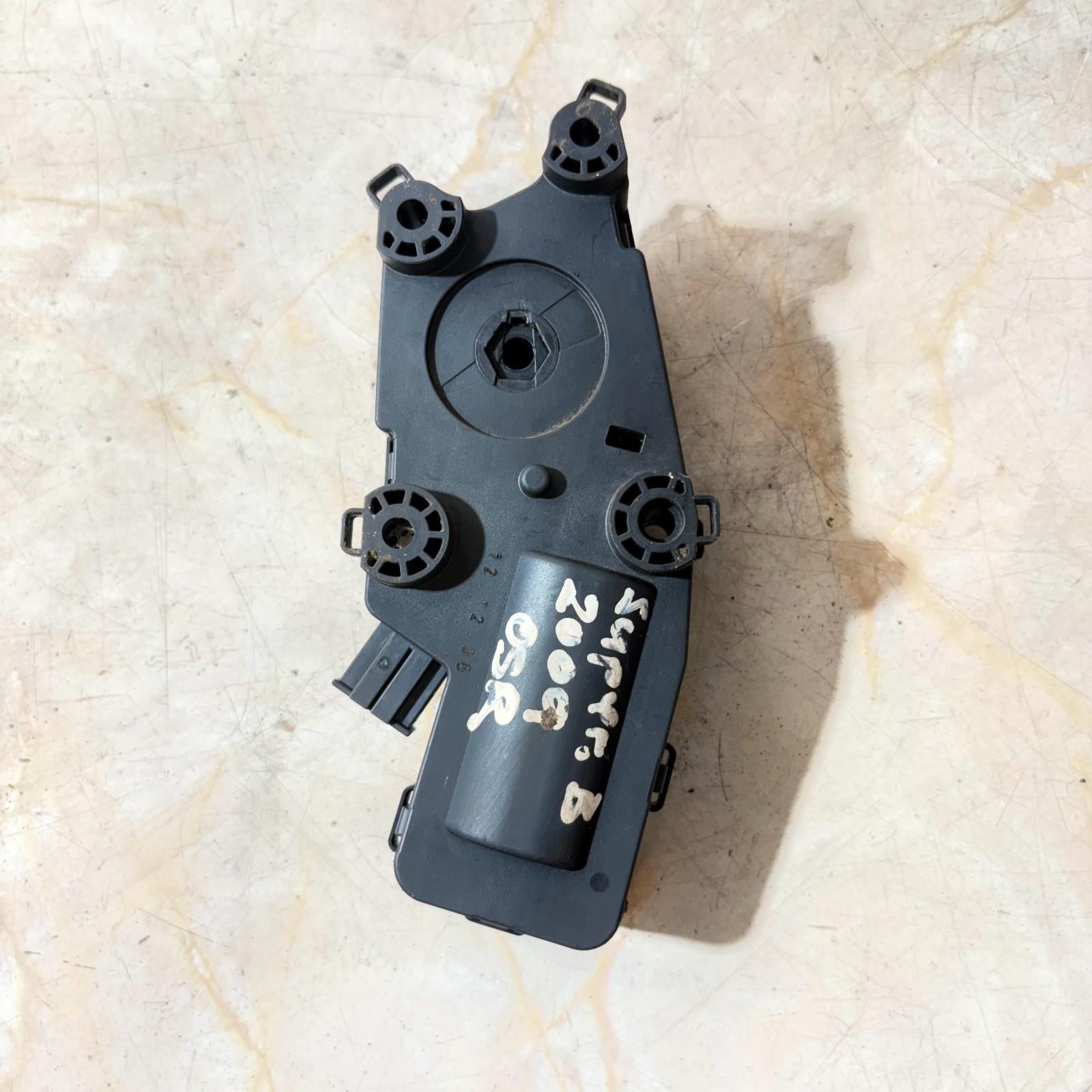 Skoda Superb II 3T sedan actuator flap hinge tailgate right 3T0827300B 2009