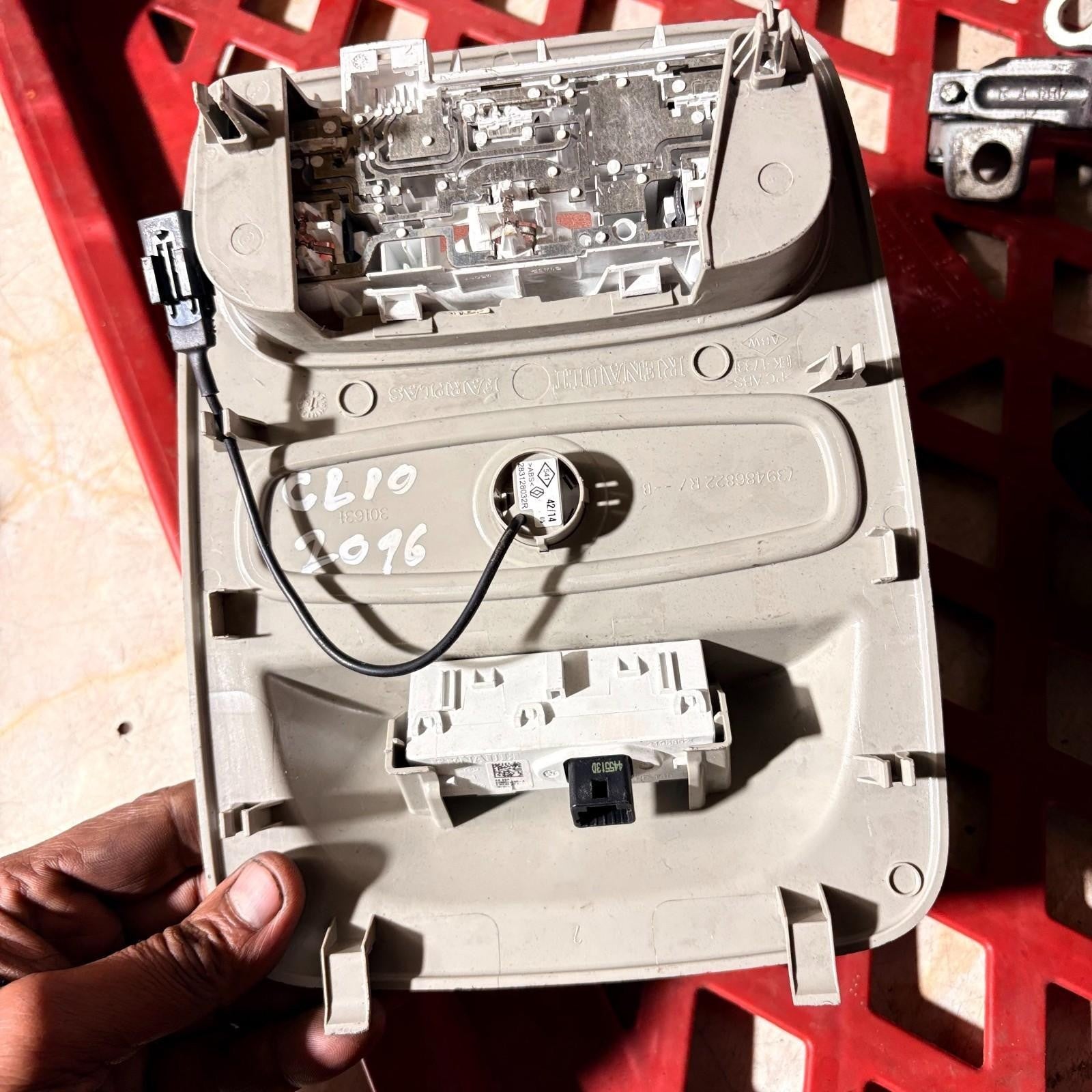739486822R Front Interior Roof Courtesy Light Switch Renault Clio MK4 12-19 OEM