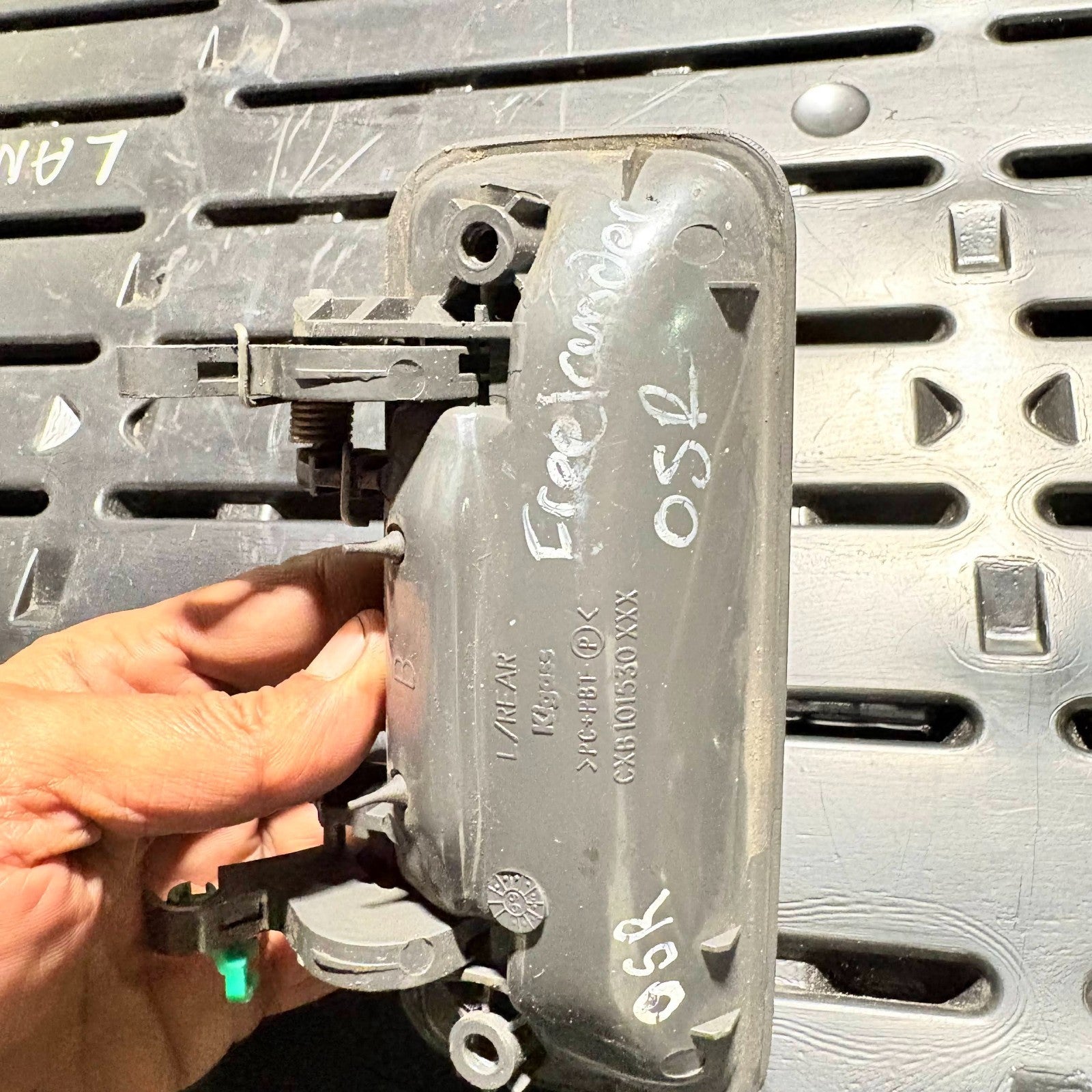 LAND ROVER FREELANDE 98-06 DOOR HANDLE REAR DRIVER RIGHT SIDE CXB101530XXX