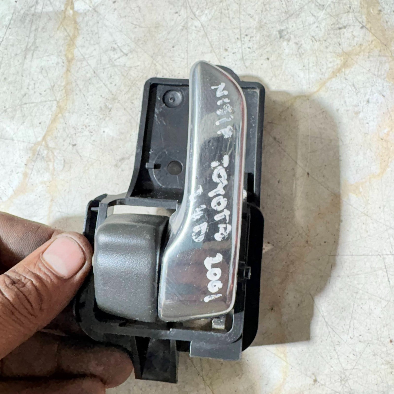 2001 TOYOTA D4D LEFT FRONT PASSENGER SIDE INNER DOOR HANDLE N/S