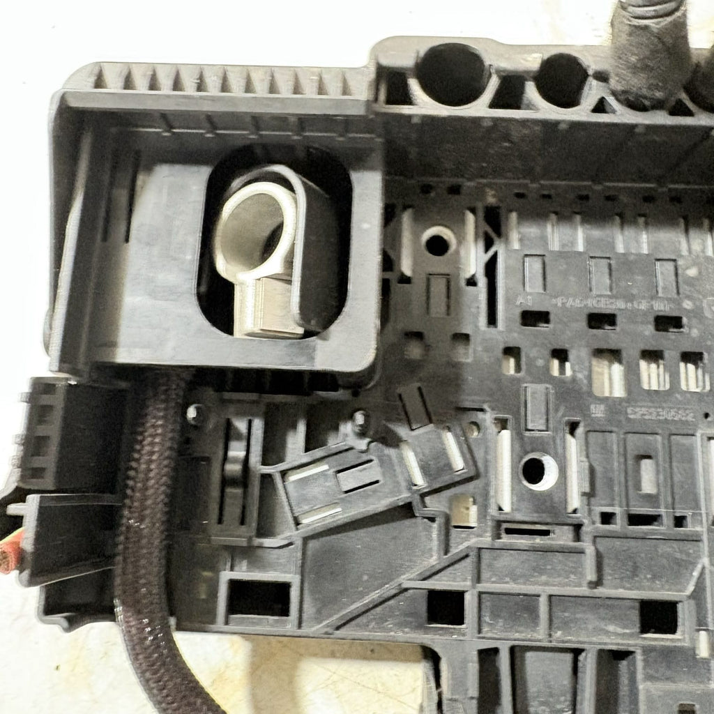 VAUXHALL ADAM BATTERY FUSE BOX 525230582 POWER BOARD 1.4 PETROL A14XEL 2015