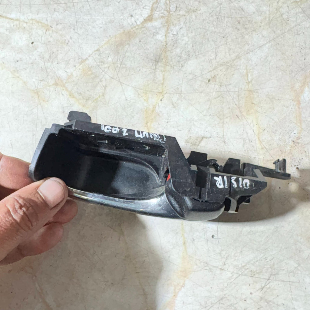TOYOTA PRIUS MK1 INTERIOR DOOR HANDLE REAR RIGHT DRIVER SIDE 1997-2003
