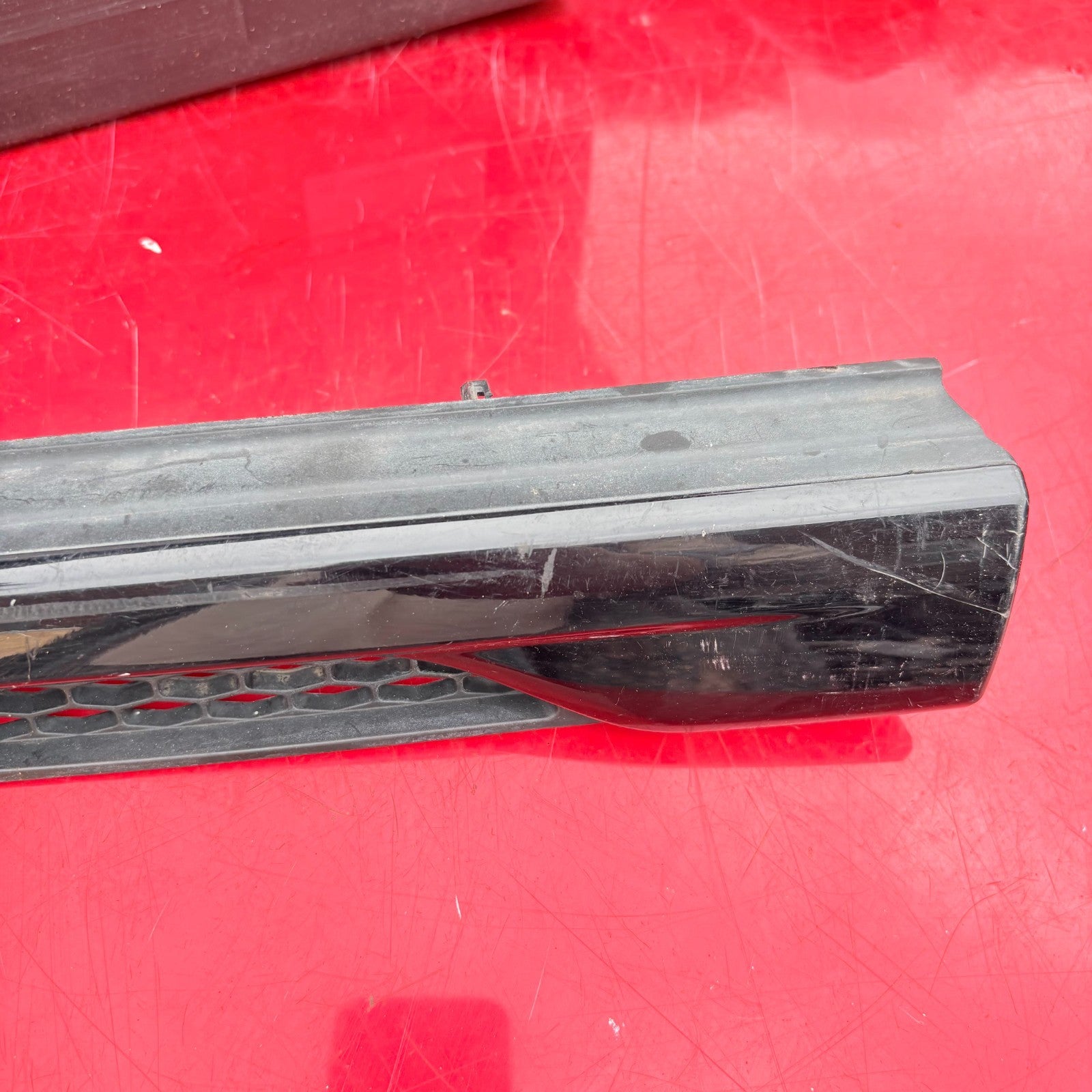 Range Rover Front Left Wing Side Vent Grille Trim BJ32-250B11-ABW Passenger