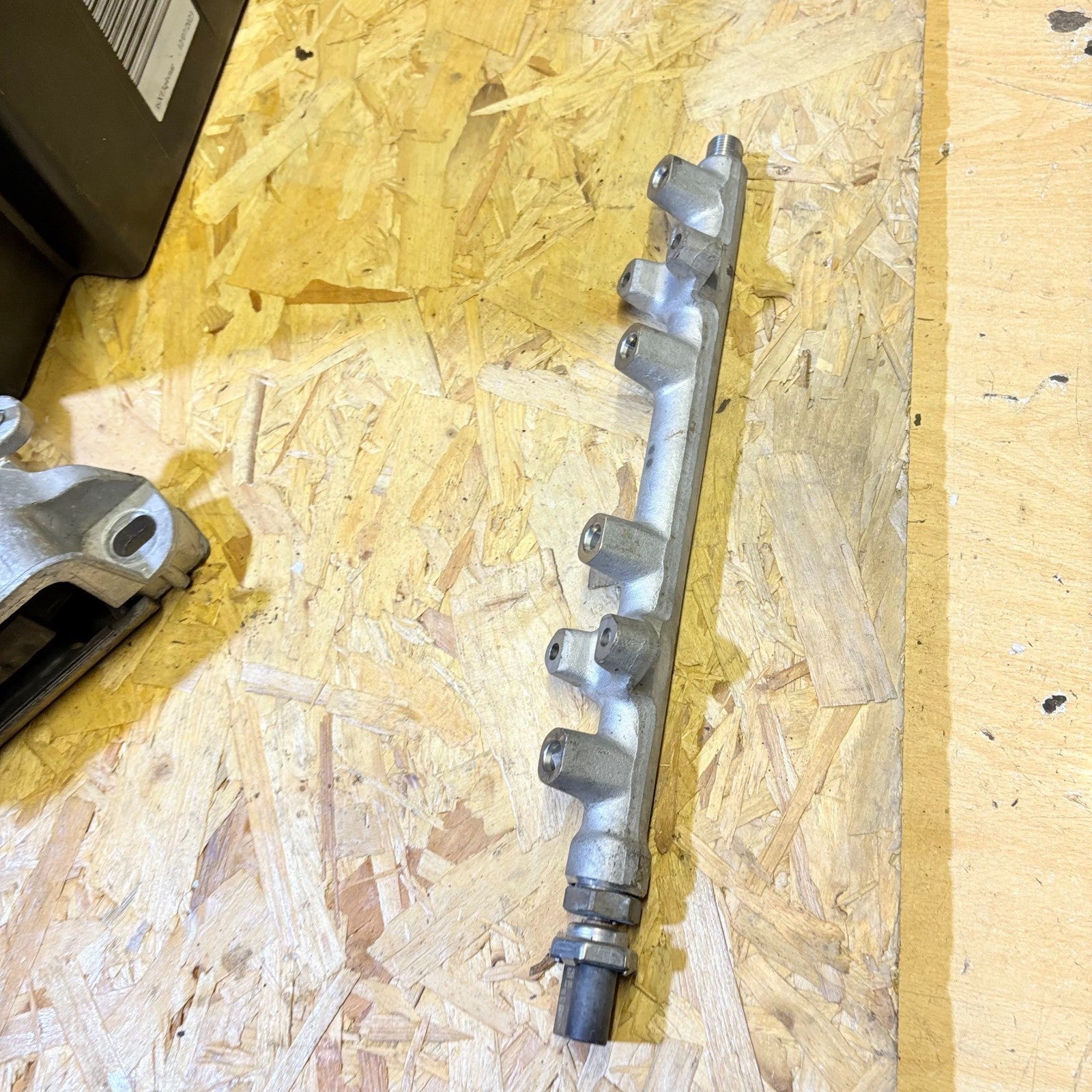 16-19 VW GOLF AUDI SEAT SKODA 1.5 TSI FUEL RAIL 05E133320