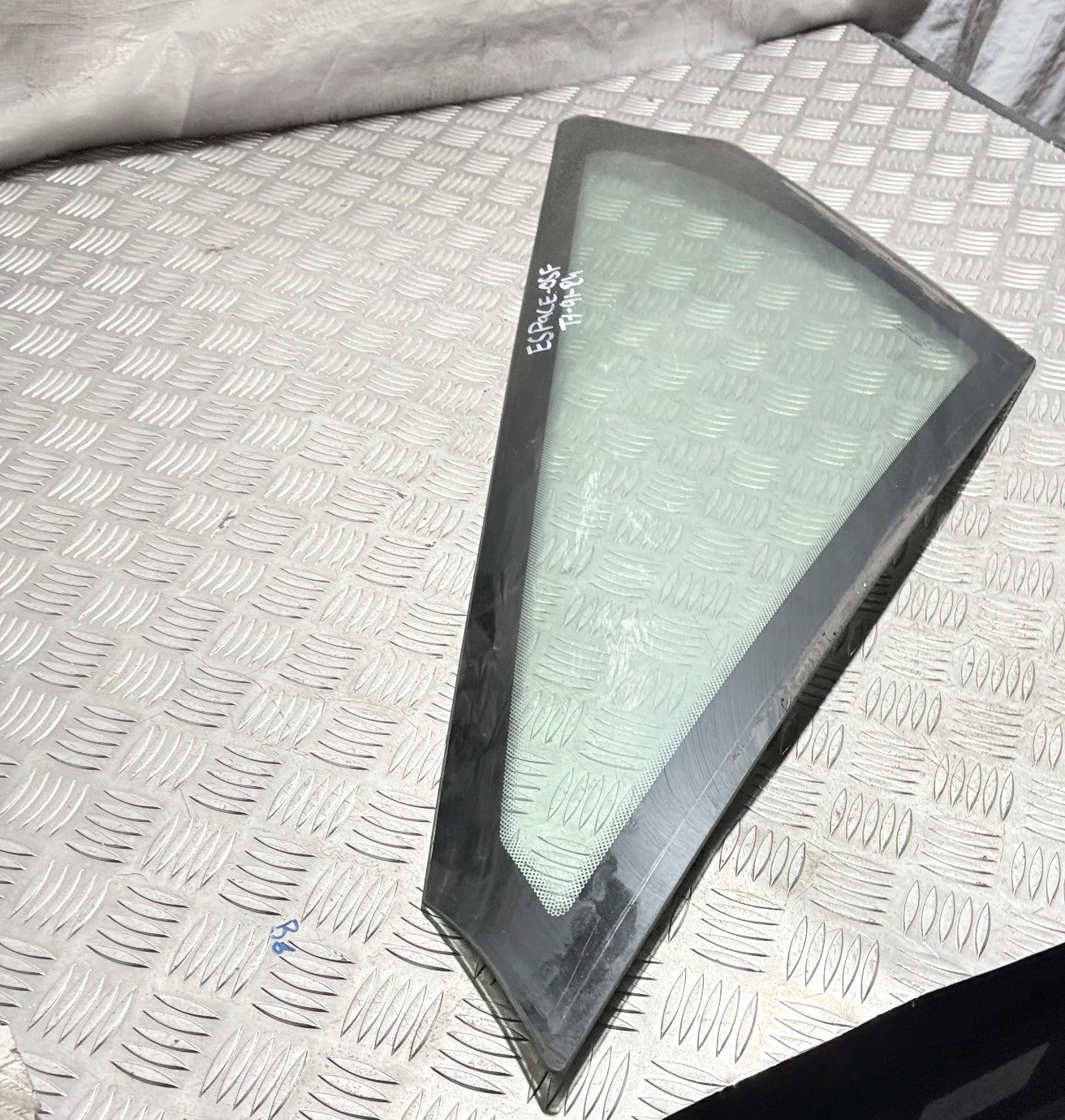 Renault Espace Mk4 02-06 RH right front Quarter Window Windscreen side glass