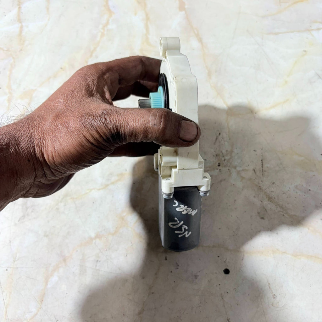 MERCEDES A CLASS A150 2005 N/S/R PASSENGER SIDE REAR WINDOW MOTOR A1698201942