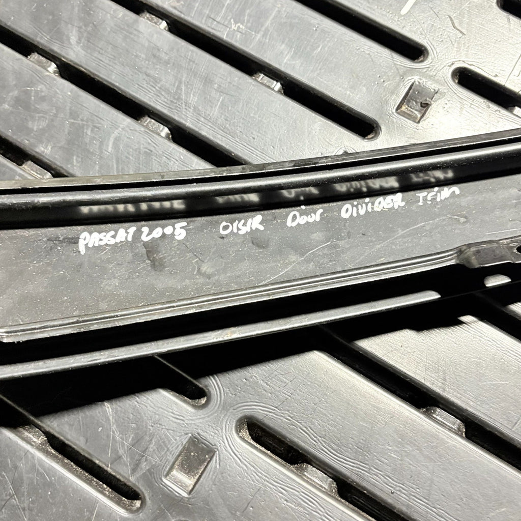 2005 VOLKSWAGEN PASSAT REAR RIGHT DRIVER EXTERIOR DOOR WINDOW TRIM COVER