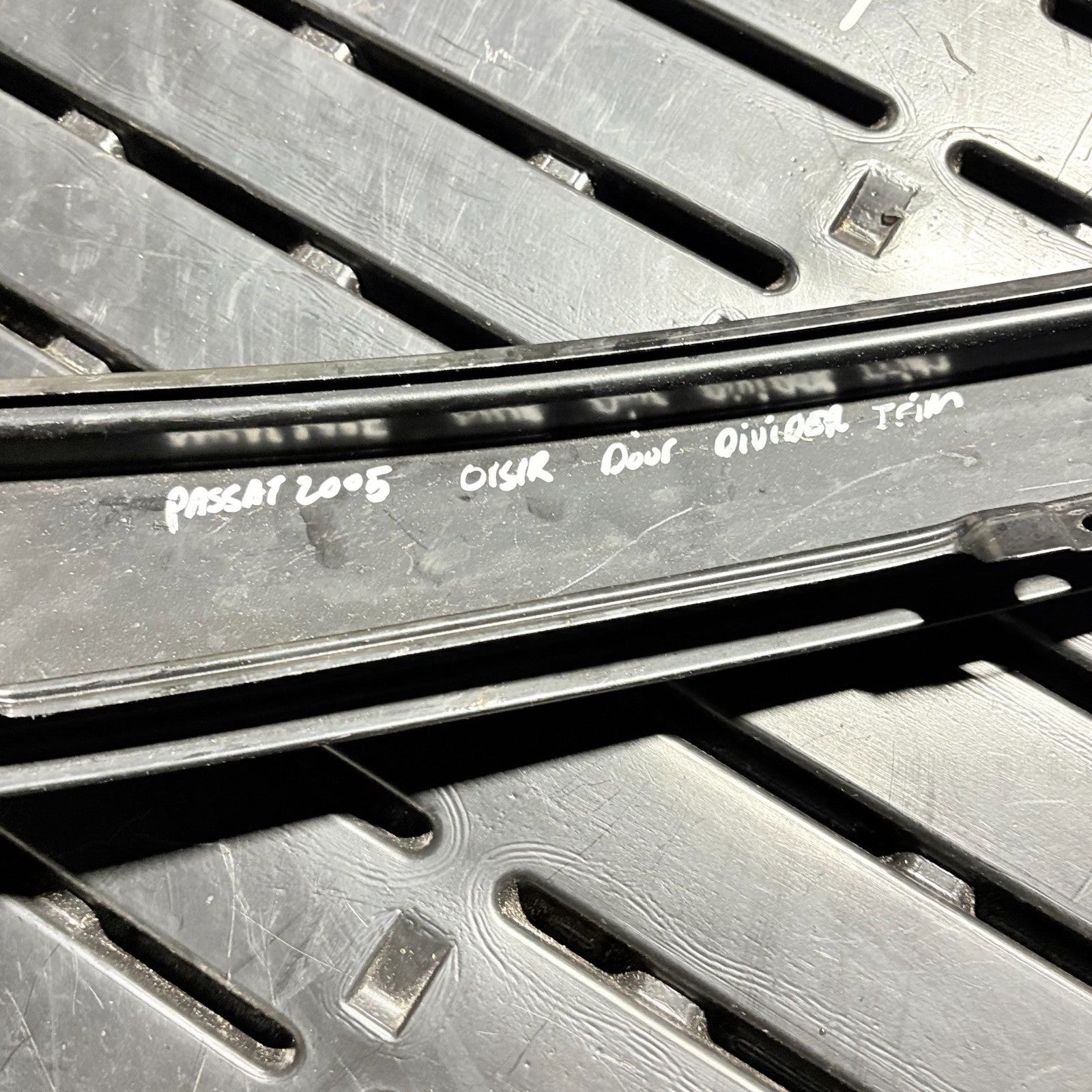 2005 VOLKSWAGEN PASSAT REAR RIGHT DRIVER EXTERIOR DOOR WINDOW TRIM COVER