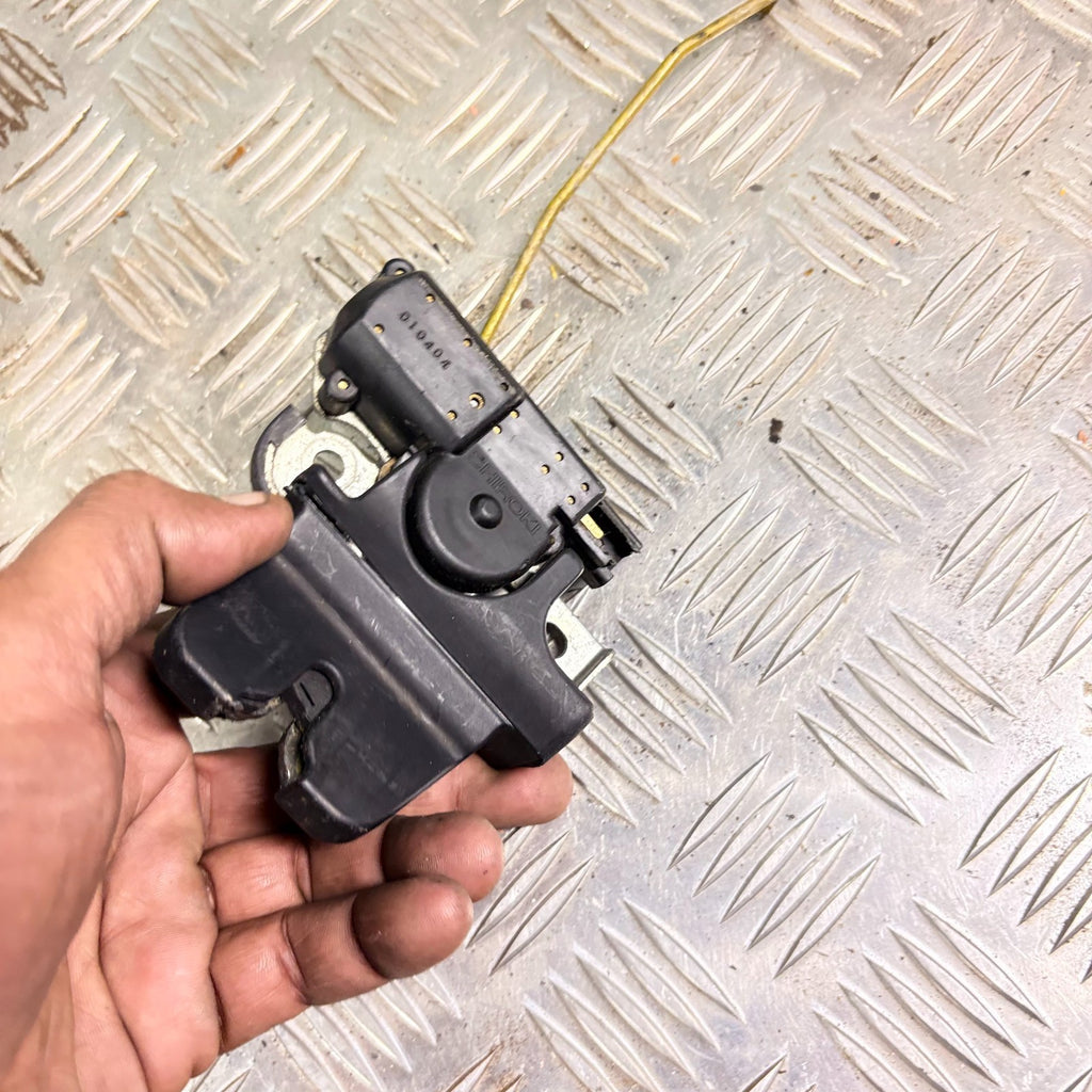 2004 LEXUS IS200. BOOT LID TAILGATE LOCK LATCH