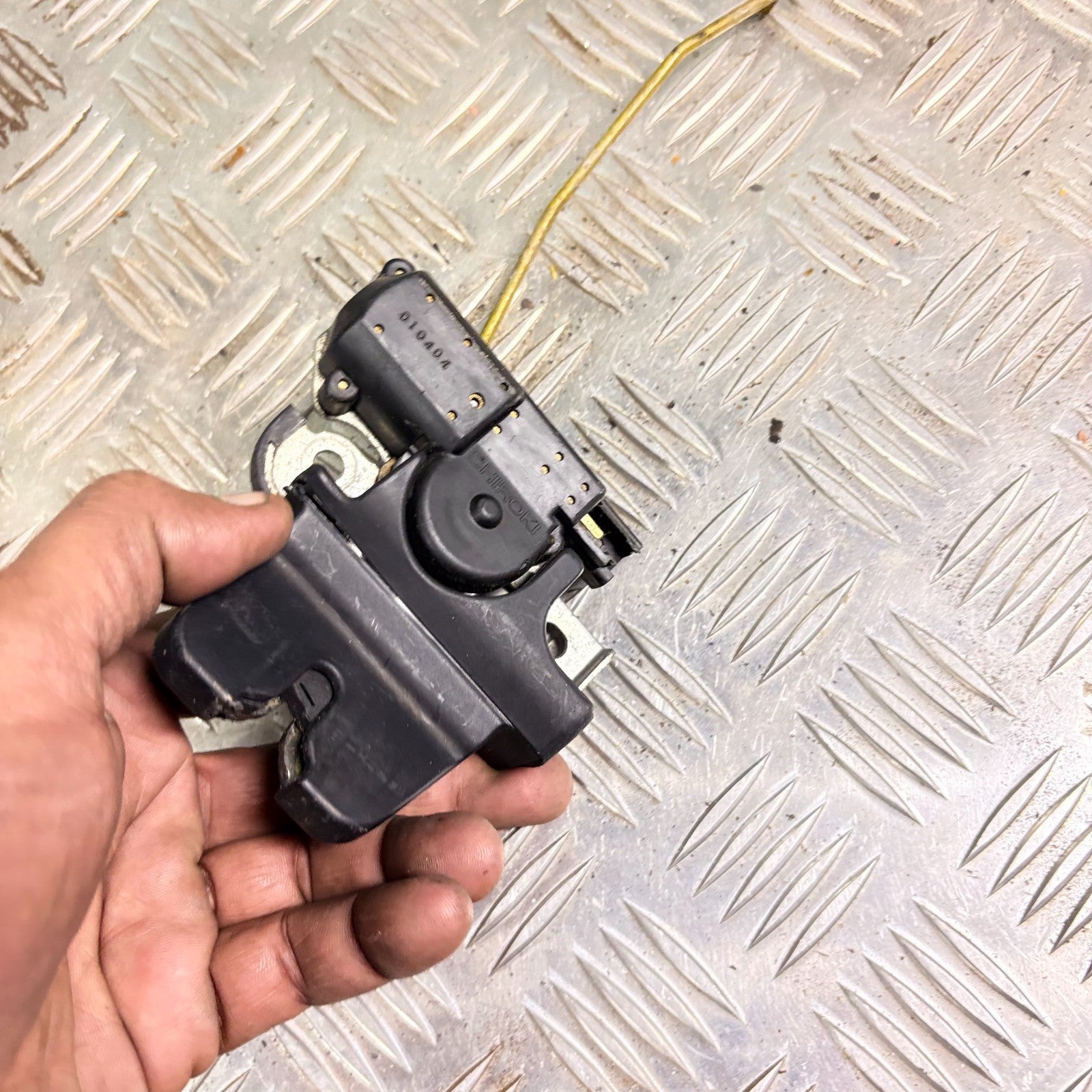 2004 LEXUS IS200. BOOT LID TAILGATE LOCK LATCH