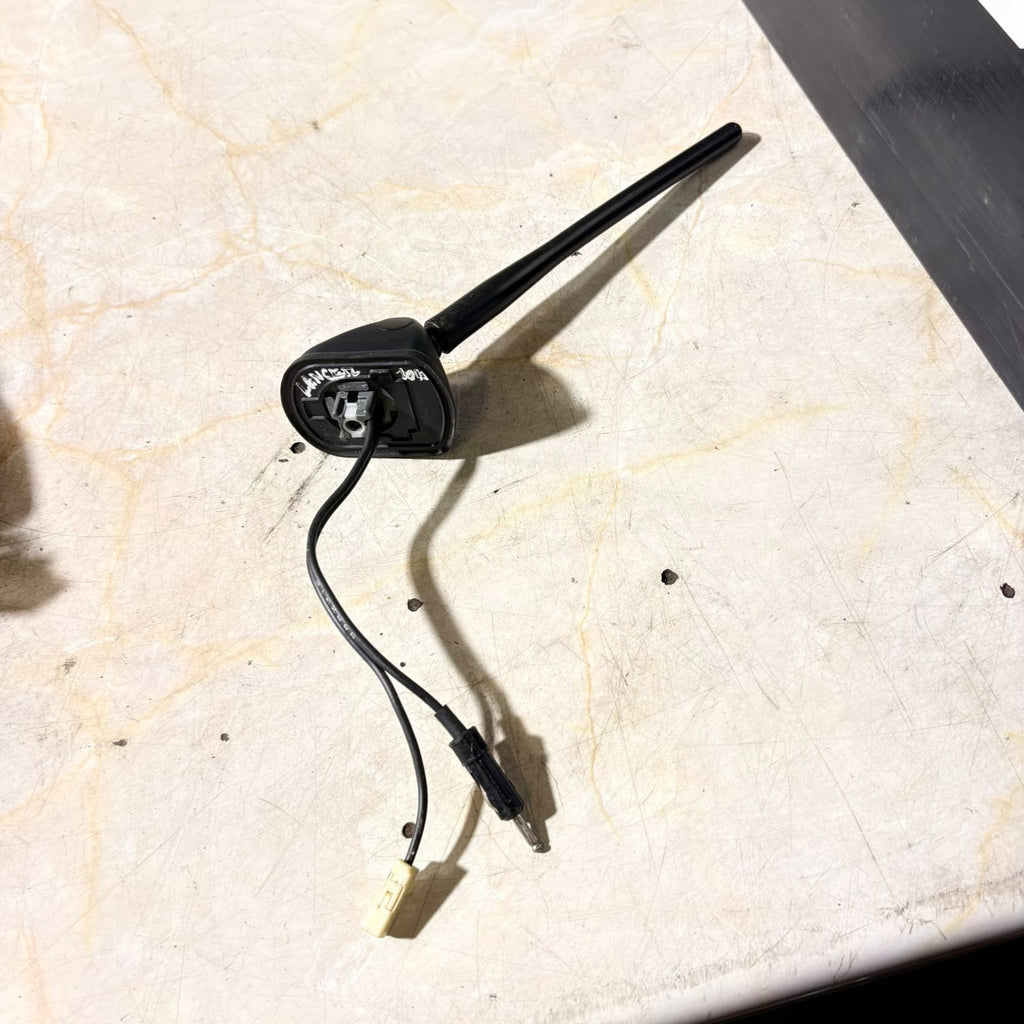 Nissan Sentra Roof Mounted Radio Antenna 28208-ET000 2660 2010