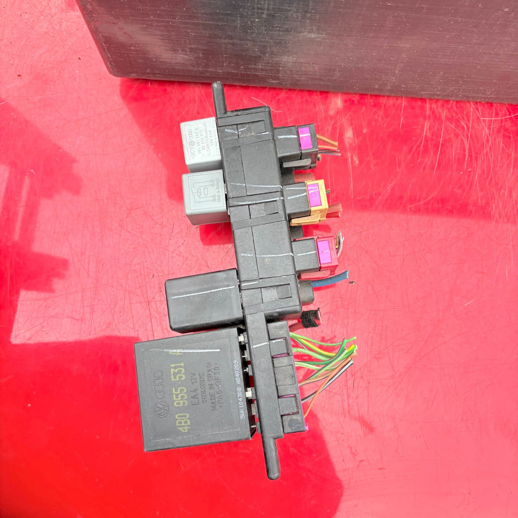 VW Beetle Mk1 2009 right front relay fuse box board