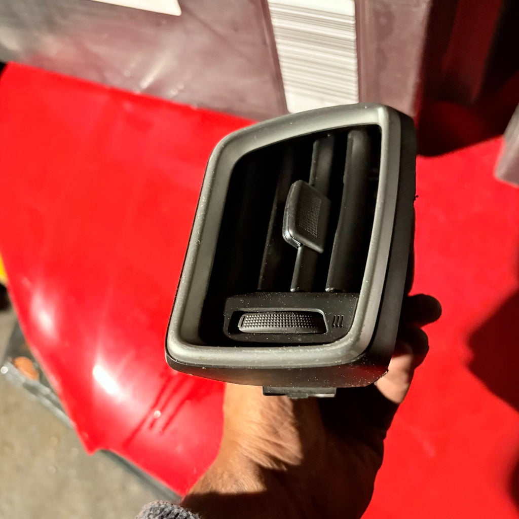 Nissan Qashqai 2013 Front Right Driver Side dashboard air vent