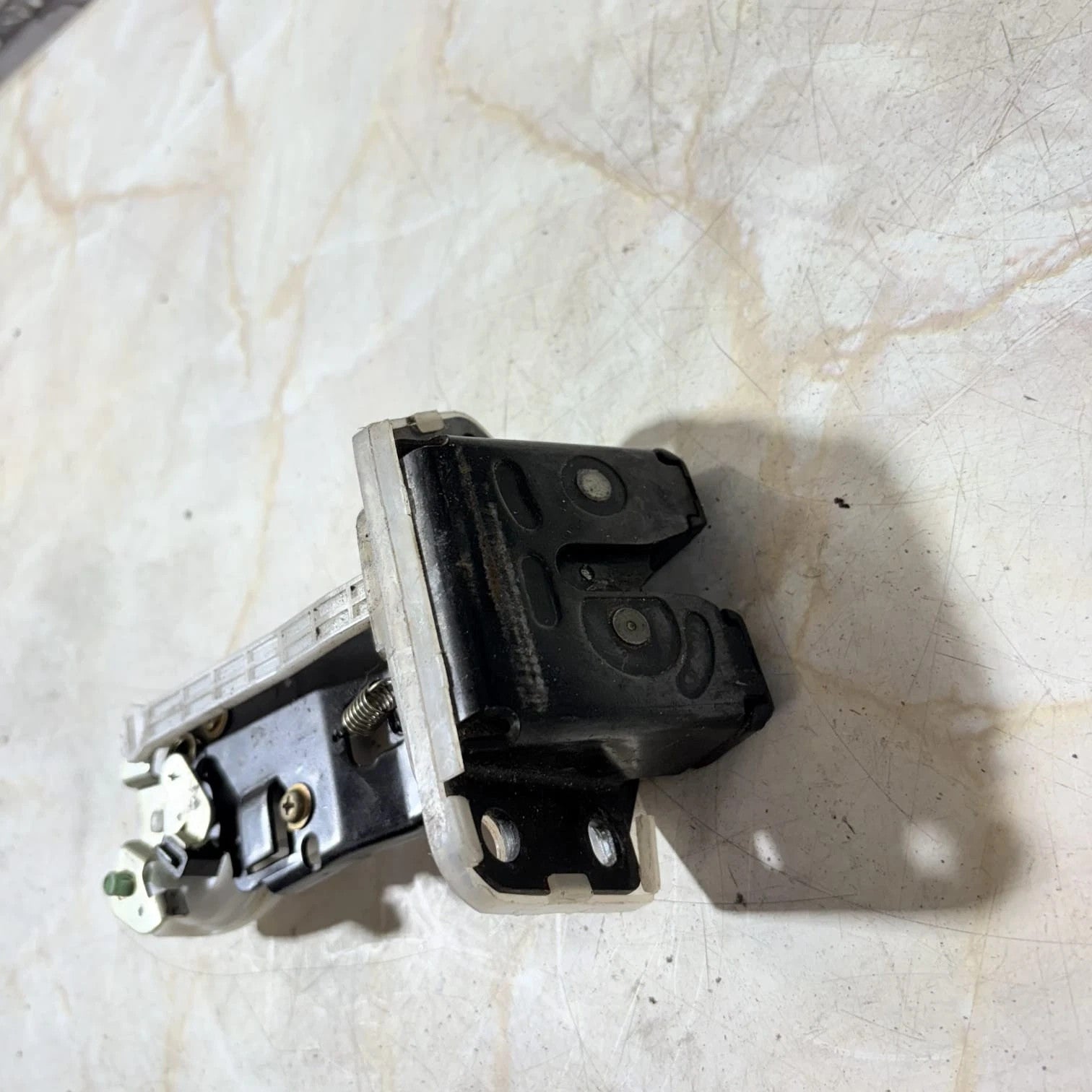 Suzuki Ignis Tailgate door central locking catch (2004) 194966635473