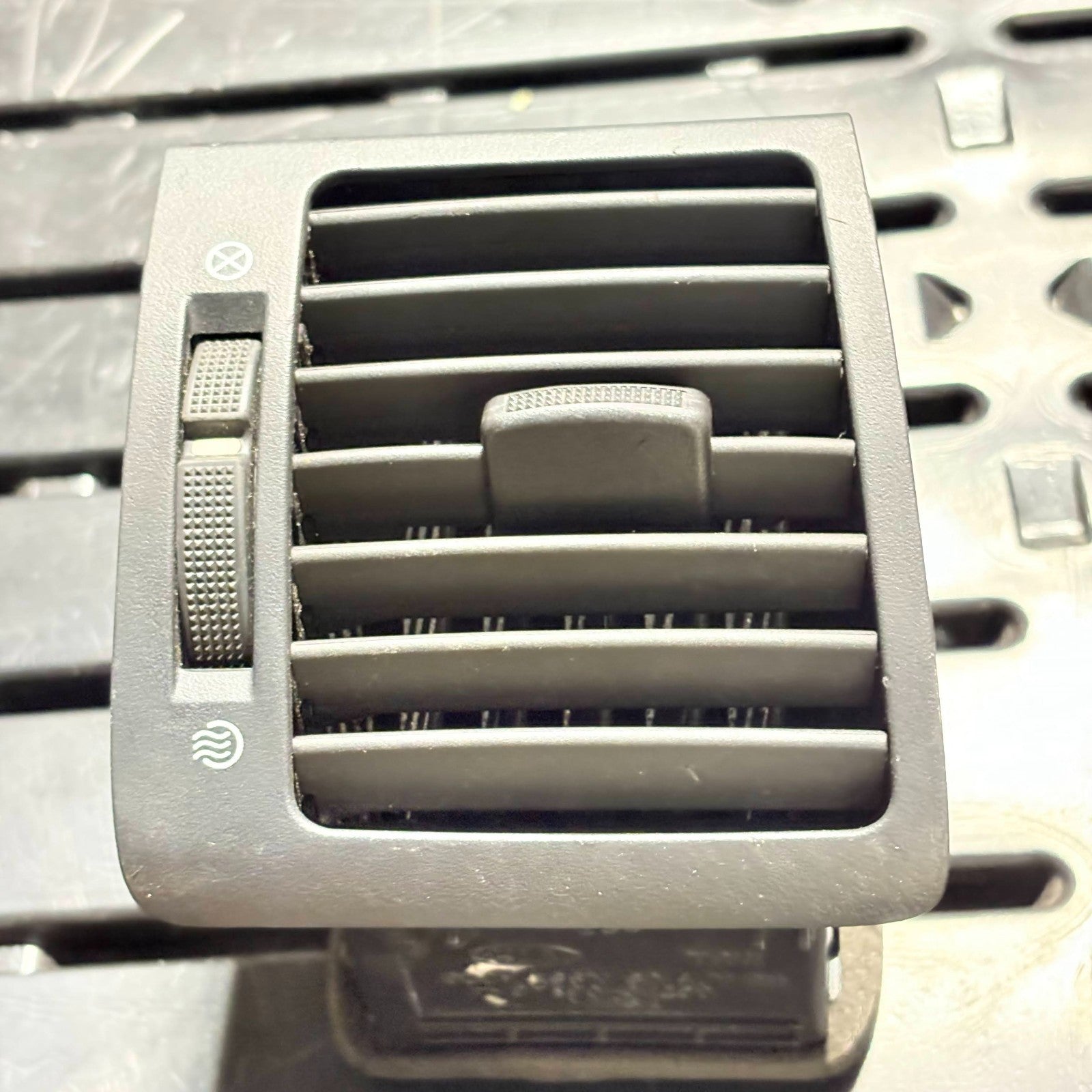 KIA SORENTO MK1 02-11 FRONT HEATER DASHBOARD AIR VENT DRIVER SIDE 97490-3E000