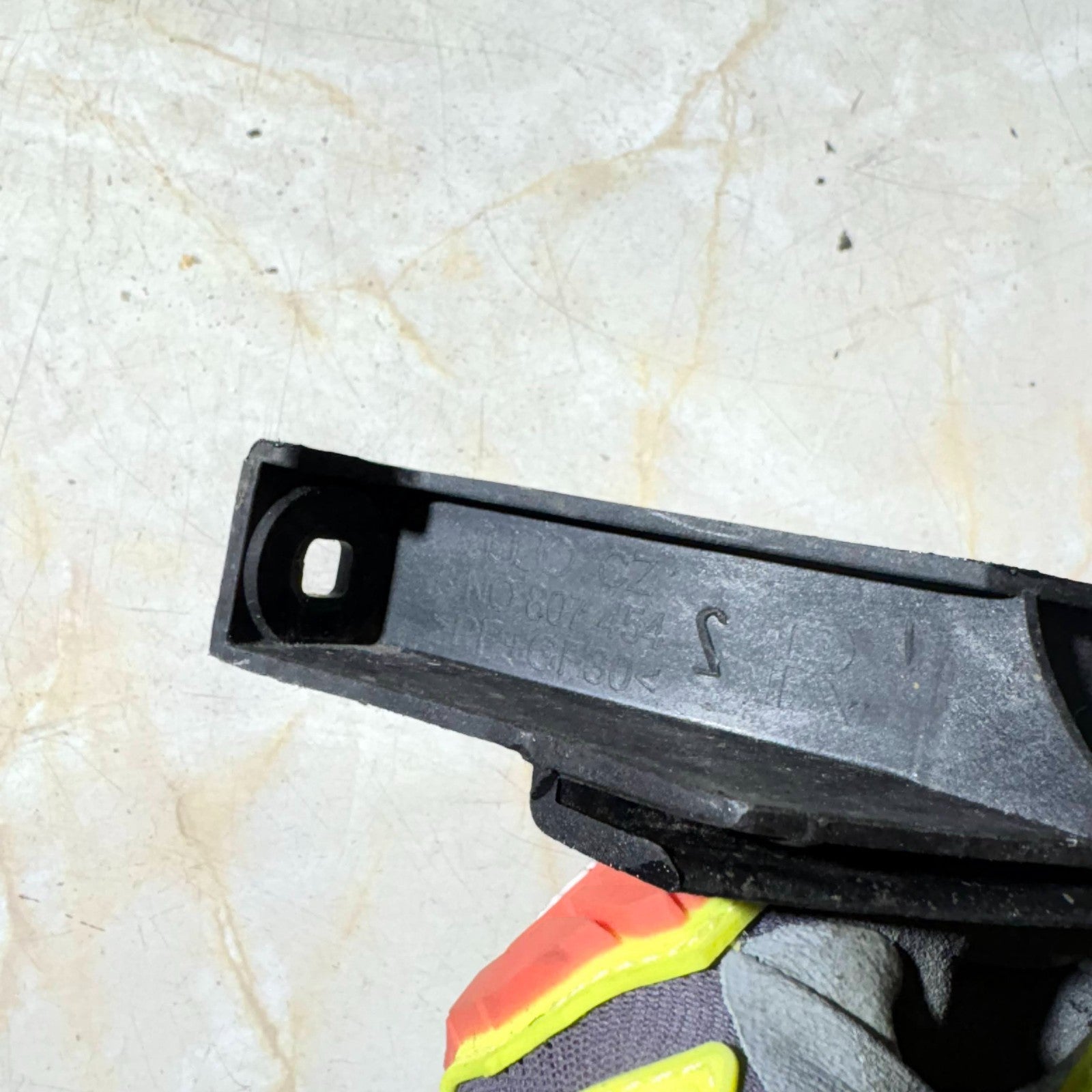 AUDI TT MK1 8N9 2000-2006 REAR RIGHT BUMPER GUIDE BRACKET 8N0807454