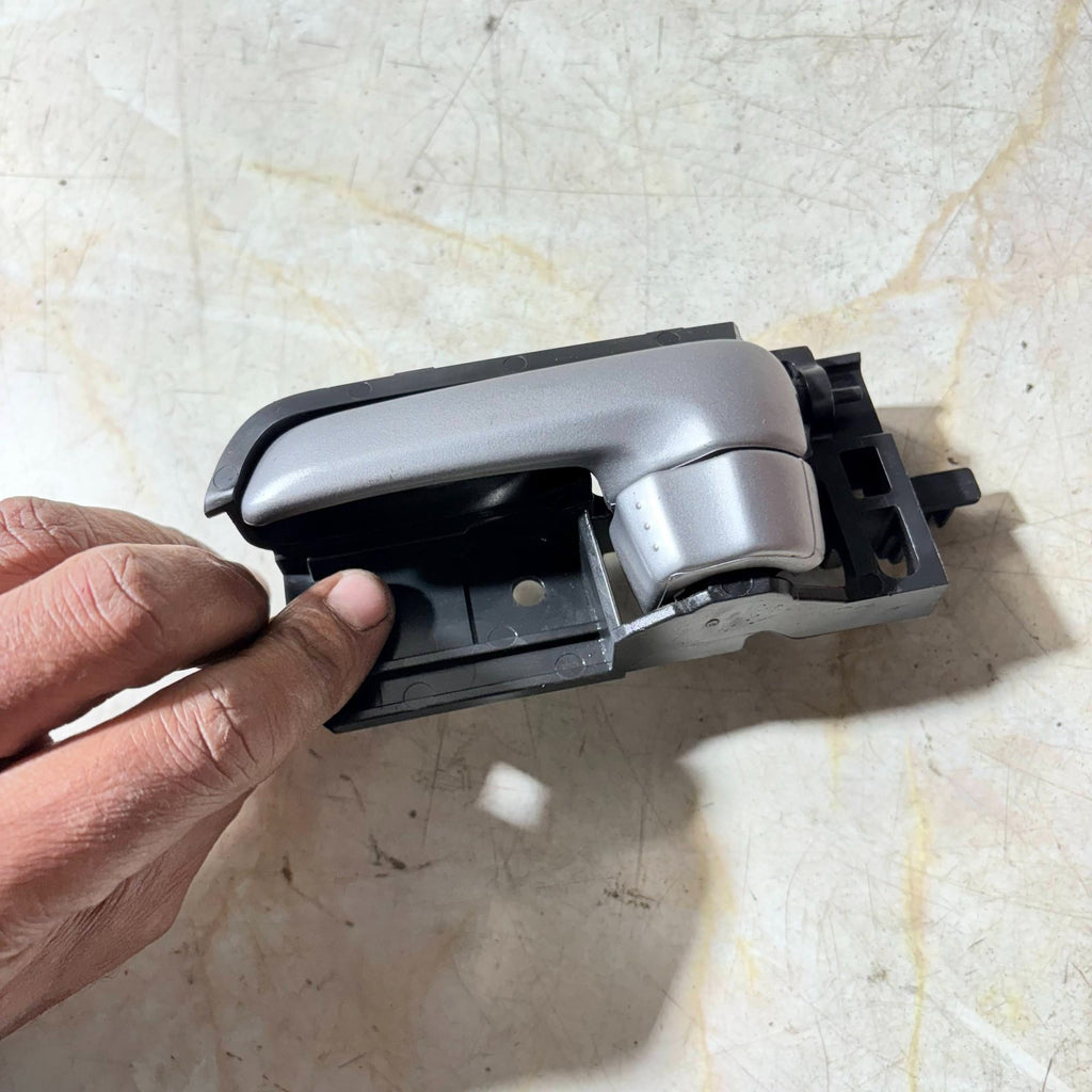 2005-2010 SUZUKI SWIFT 5DR PASSENGER SIDE REAR DOOR INNER HANDLE