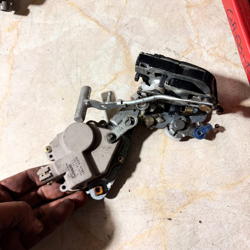 Daihatsu Yrv Right Offside Rear Door Lock 85470-97401 Mk1 2001-2006U
