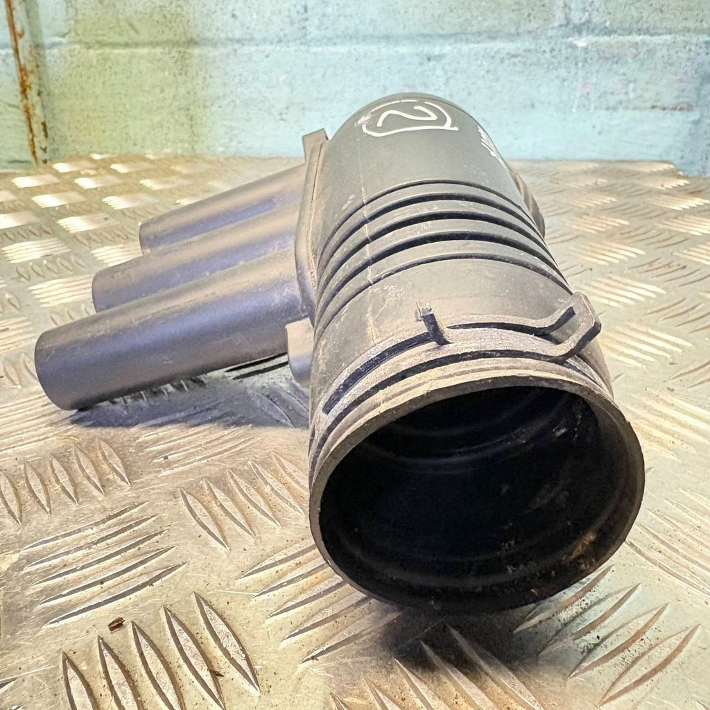 VW AUDI SKODA FABIA SEAT IBIZA AIR INTAKE BOX PIPE HOSE DUST 04E129651C