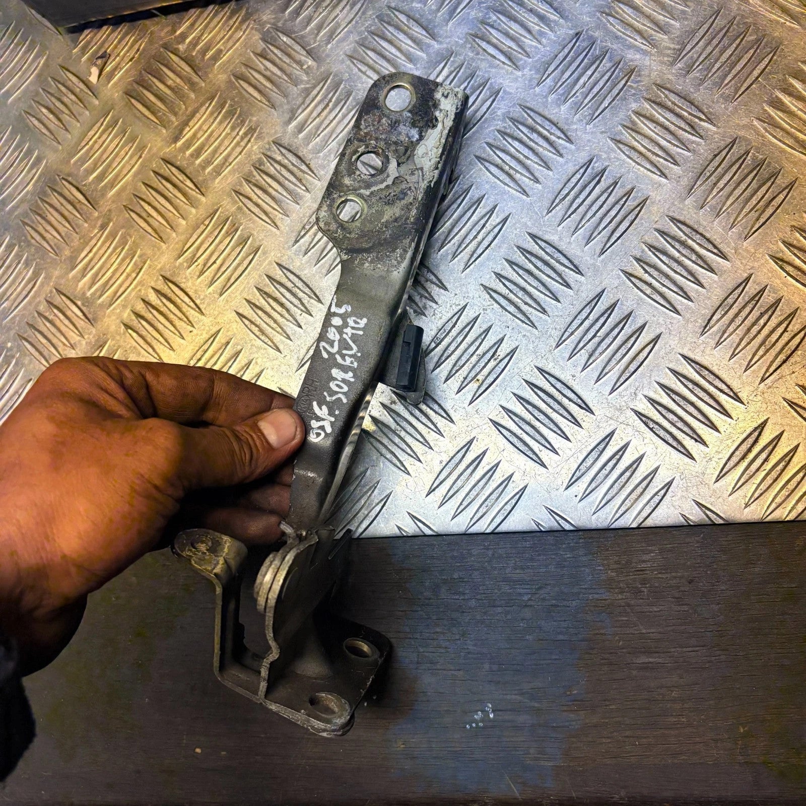 KIA SORENTO 2002-2009 Front Right Bonnet Hinge