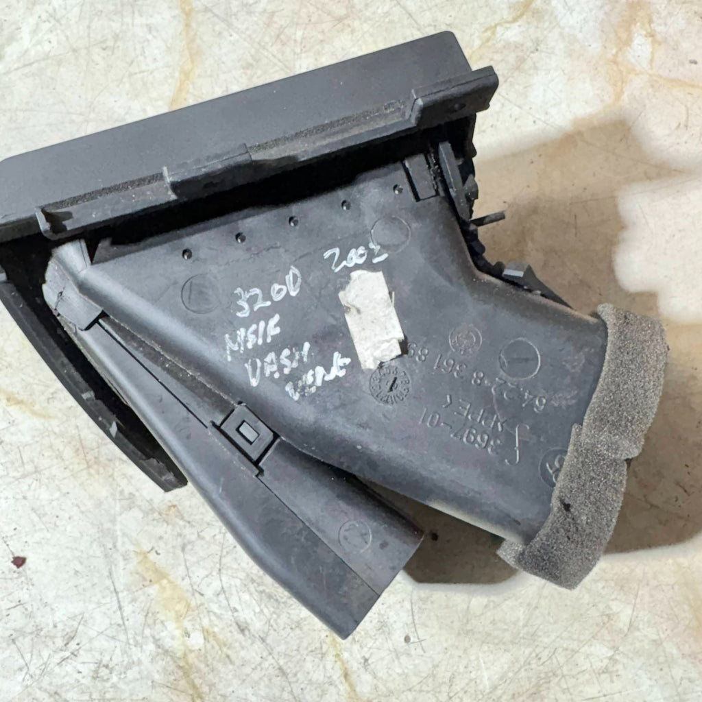 6422836189 LEFT PASSENGER SIDE VENT BMW 3 SERIES 320D