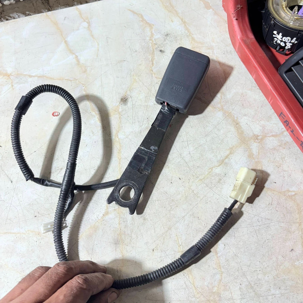 2004 Toyota Avensis Left Front Seat Belt Buckle