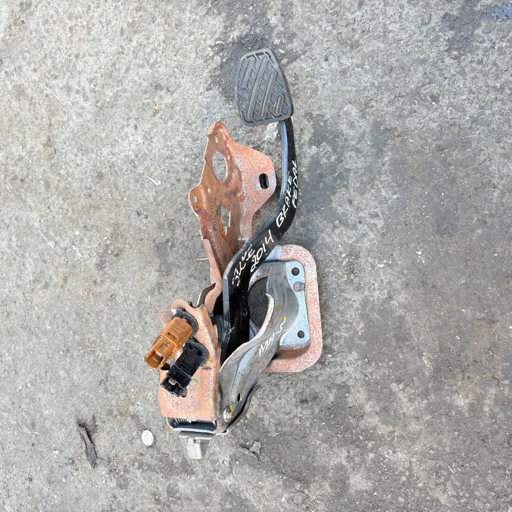 Nissan Juke MK1 F15 6 SPEED MANUAL 2014 Brake Pedal With Sensor