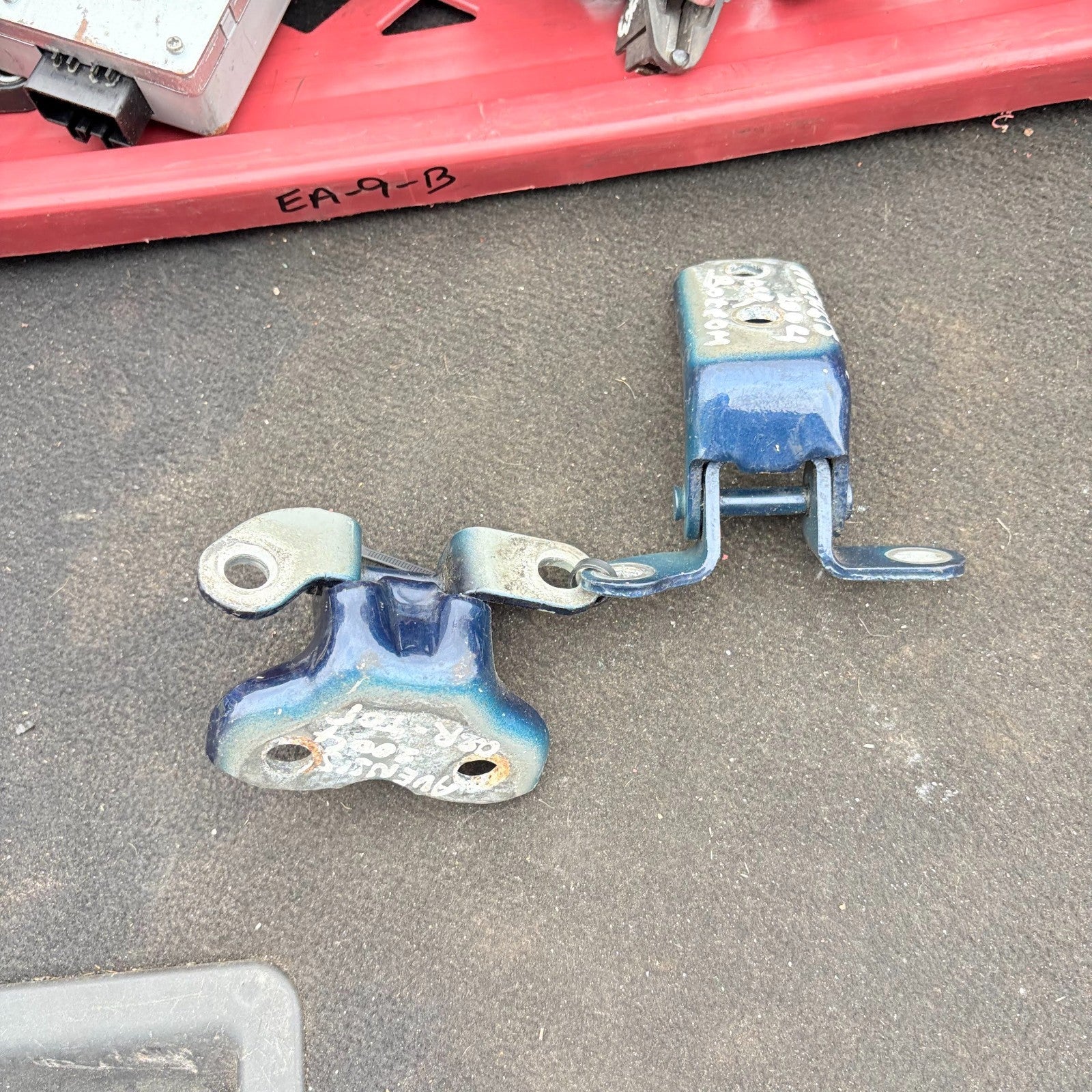 Toyota Avensis Rear Driver Side Door Hinges Top Bottom 2003-2008