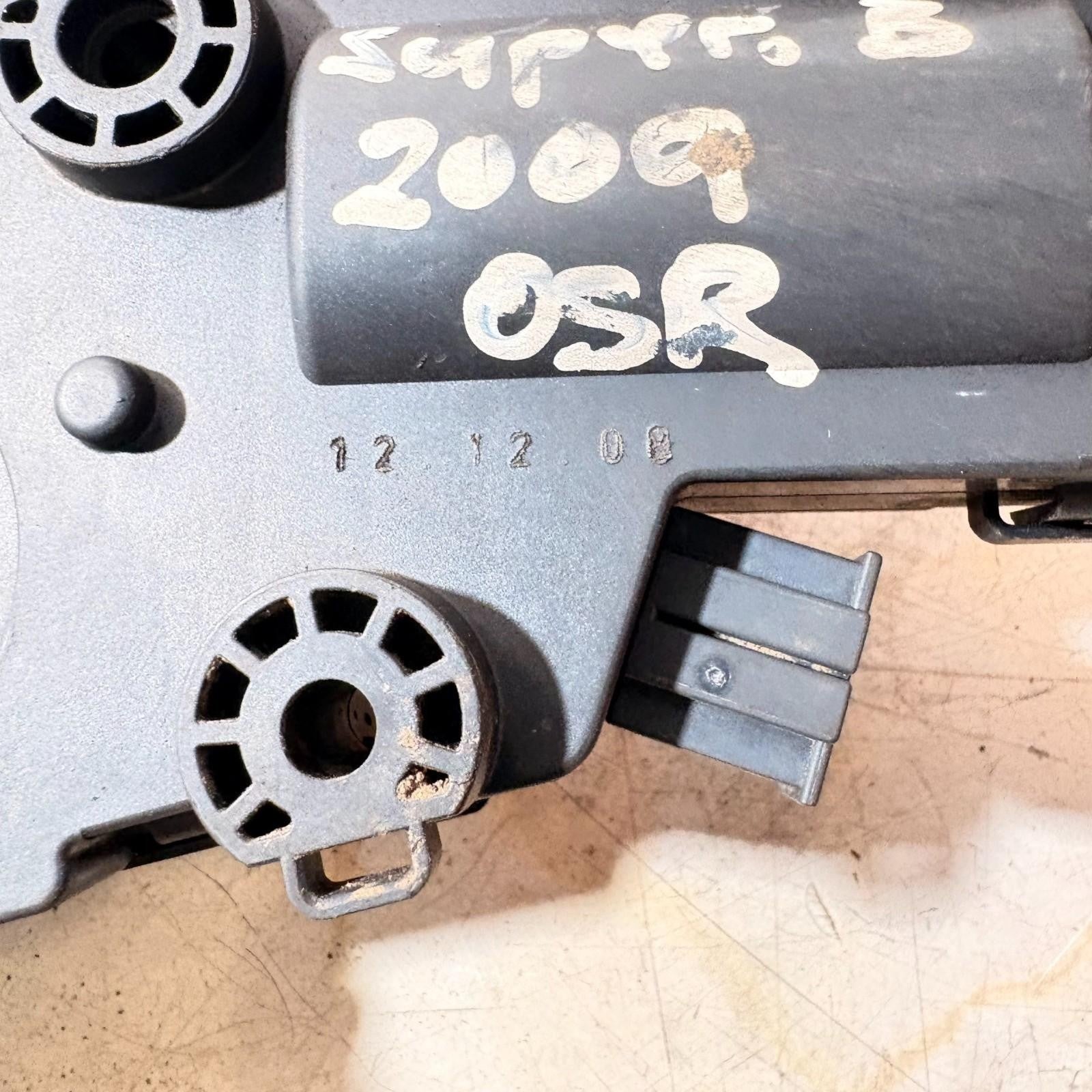 Skoda Superb II 3T sedan actuator flap hinge tailgate right 3T0827300B 2009