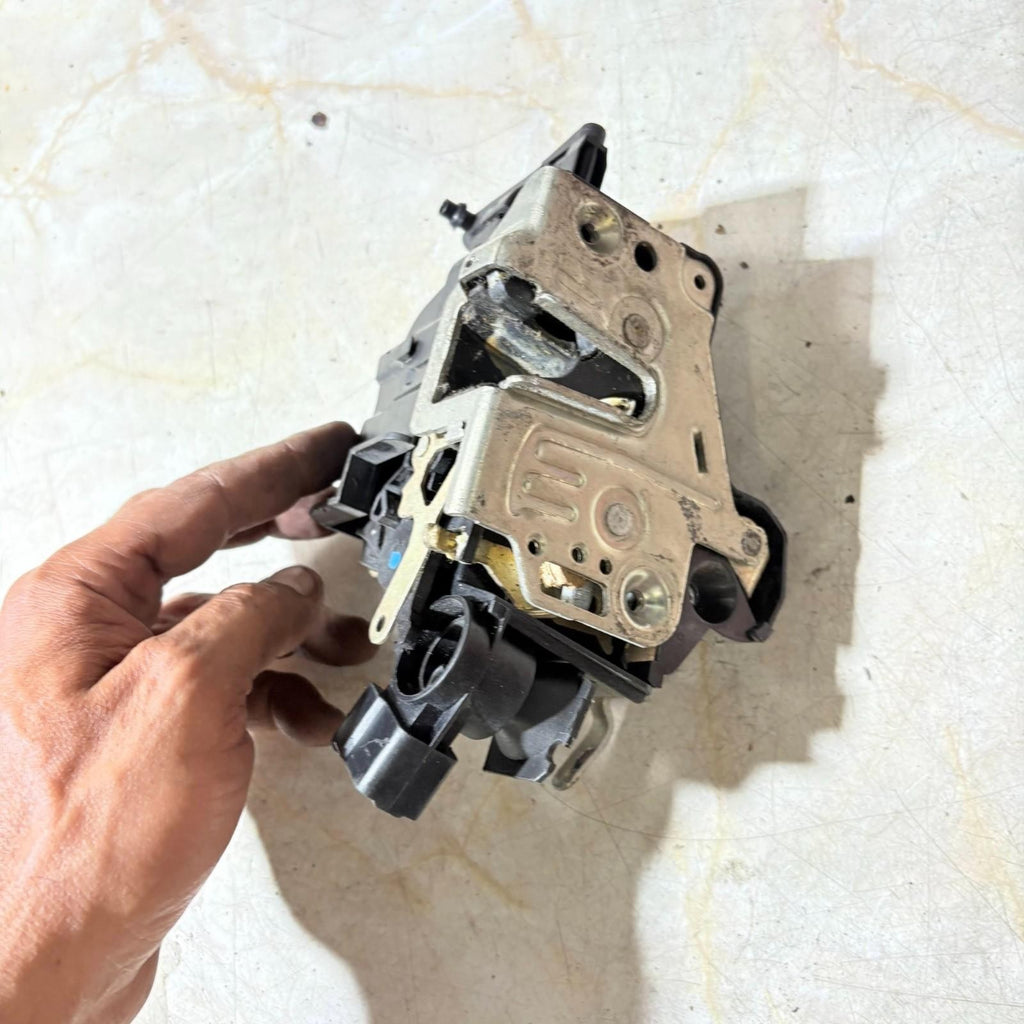 1995-2001 MERCEDES E300 NEARSIDE PASSENGER FRONT CENTRAL LOCKING UNIT