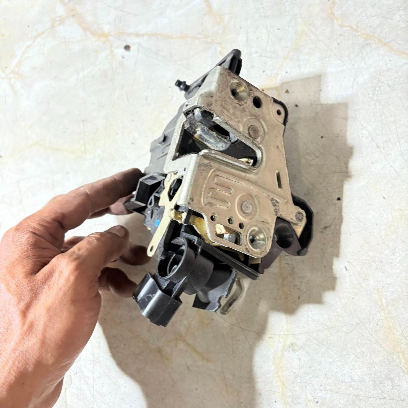 1995-2001 MERCEDES E300 NEARSIDE PASSENGER FRONT CENTRAL LOCKING UNIT