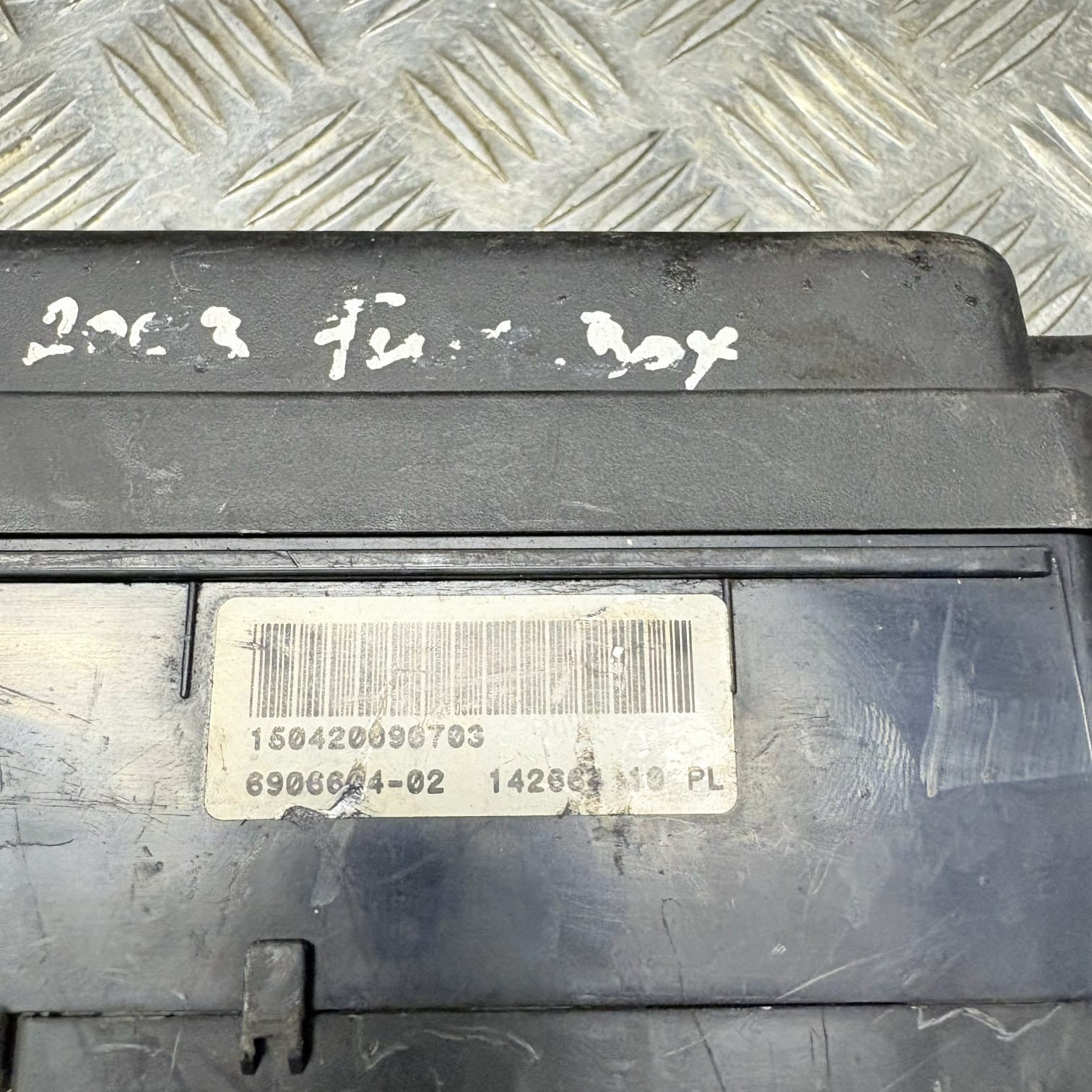 MINI COOPER ONE R50 2003 EXTERNAL UNDER BONNET ENGINE BAY FUSE BOX 142664