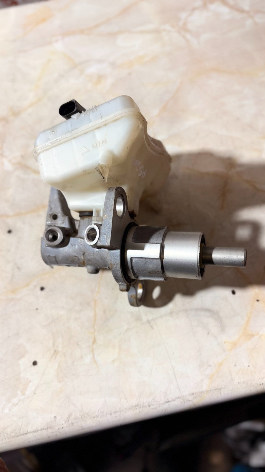 AUDI A5 2012 BRAKE MASTER CYLINDER & BOTTLE 8K0611021A