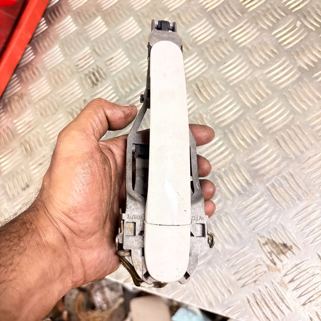 SKODA SUPERB 2002 EXTERIOR DOOR HANDLE FRONT LEFT PASSENGER SIDE