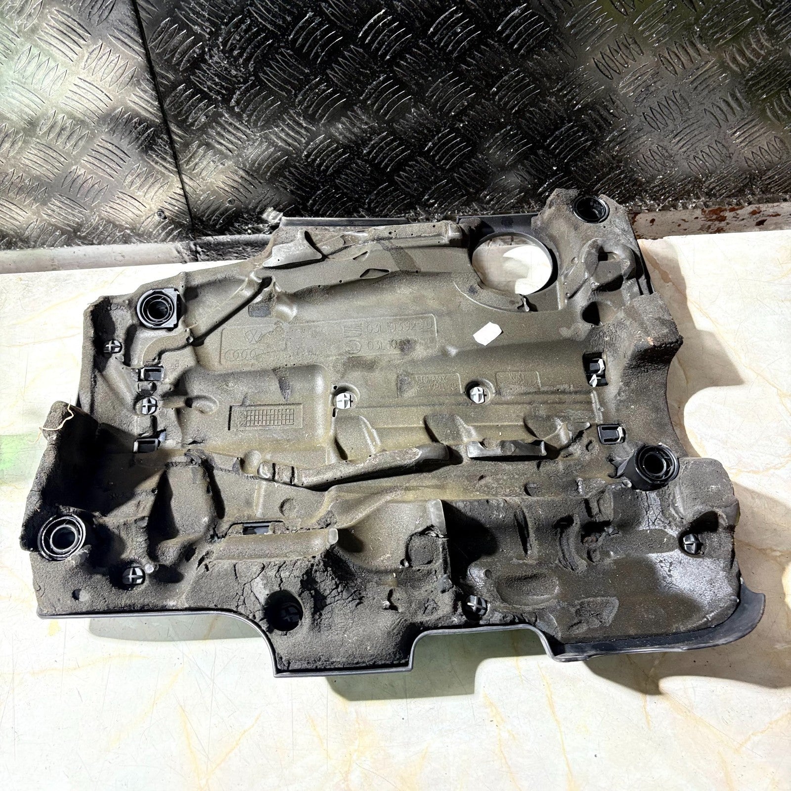 VW Passat Tiguan Golf Audi A3 2.0 TDI Diesel Engine Top Cover 08-15 03L103925D