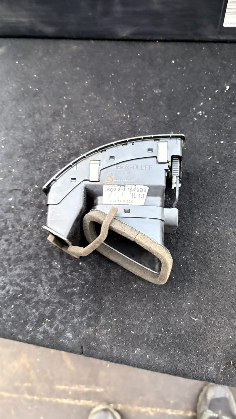 VW POLO 9N3 MK4 DRIVER/RIGHT SIDE FRONT AIR VENT DUCT 6Q0819704 2009