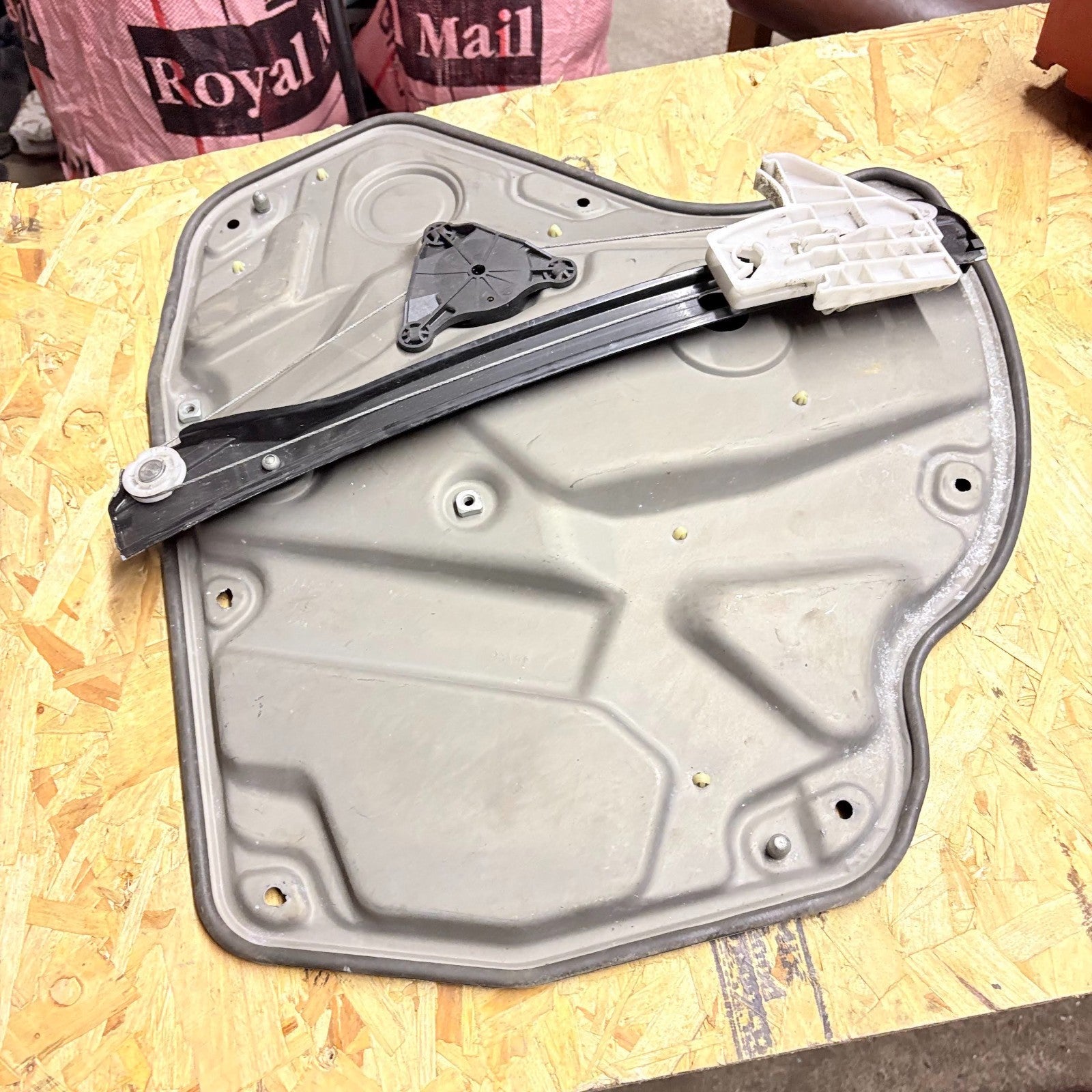 SKODA OCTAVIA VRS 2005-2012 DRIVER SIDE REAR WINDOW REGULATOR SHELL 1Z0839656C