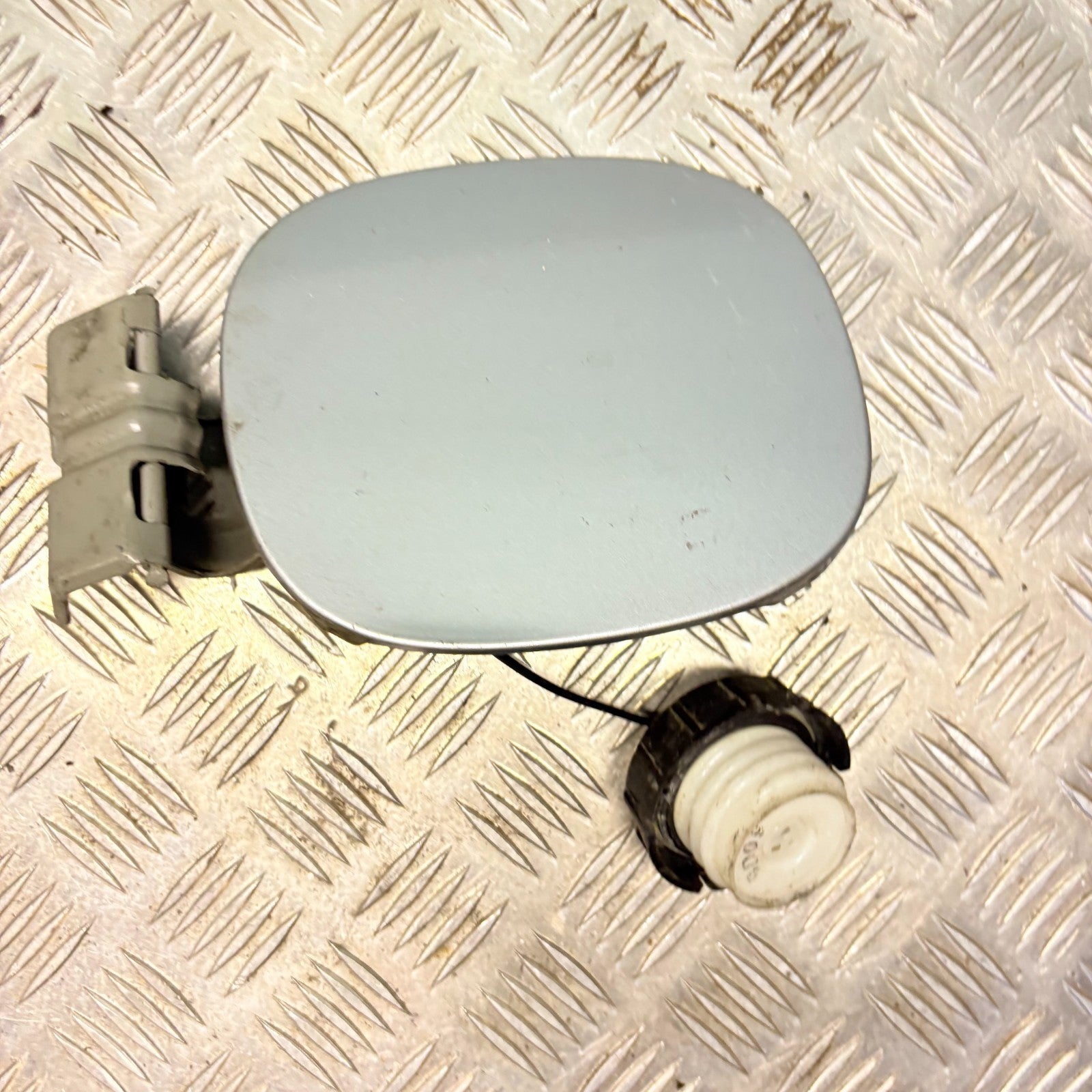 2009 MITSUBISHI OUTLANDER FUEL FLAP CAP COVER