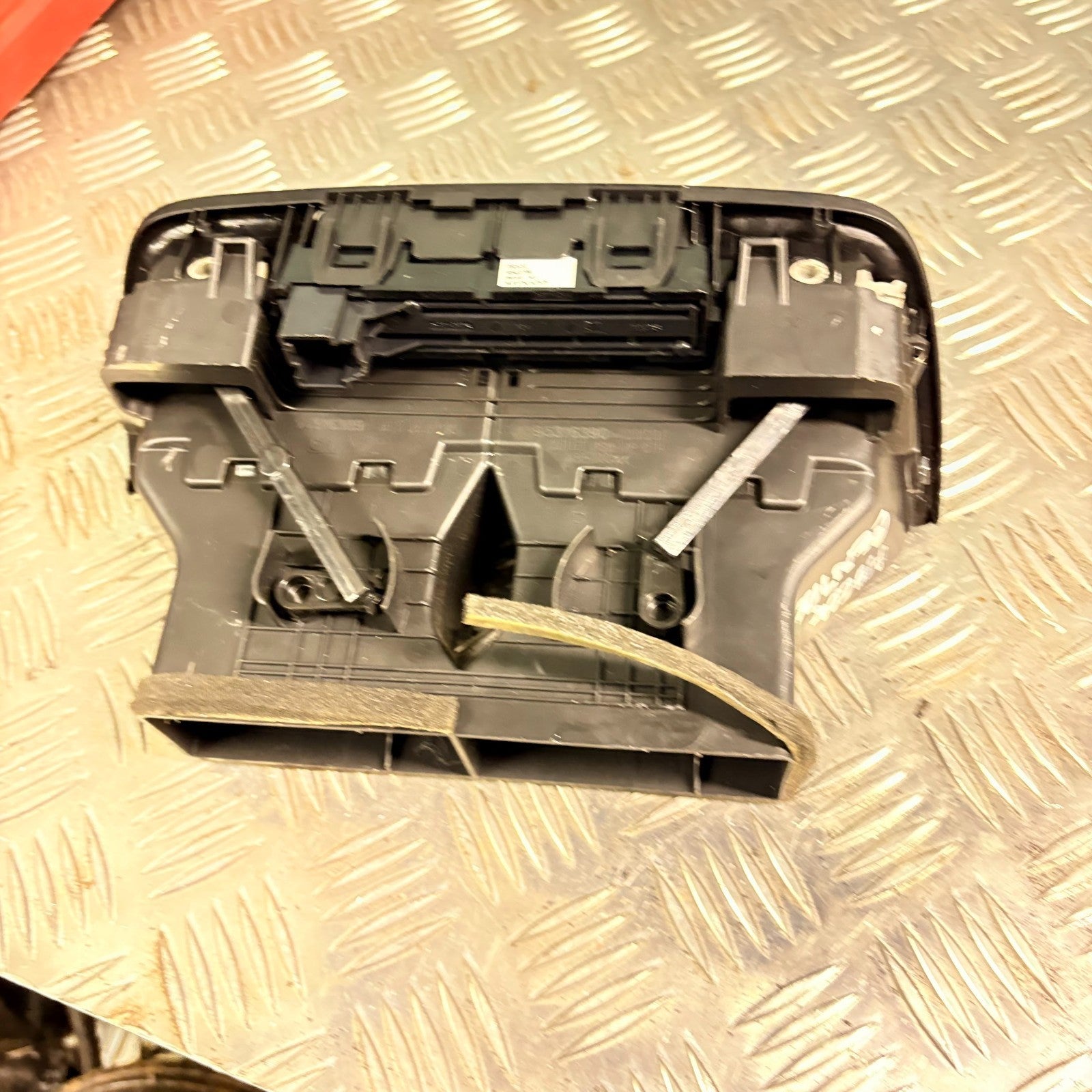 VAUXHALL MOKKA MK1 DASHBOARD AIR VENTS TRIM HAZARD SWITCH 2013 95016183