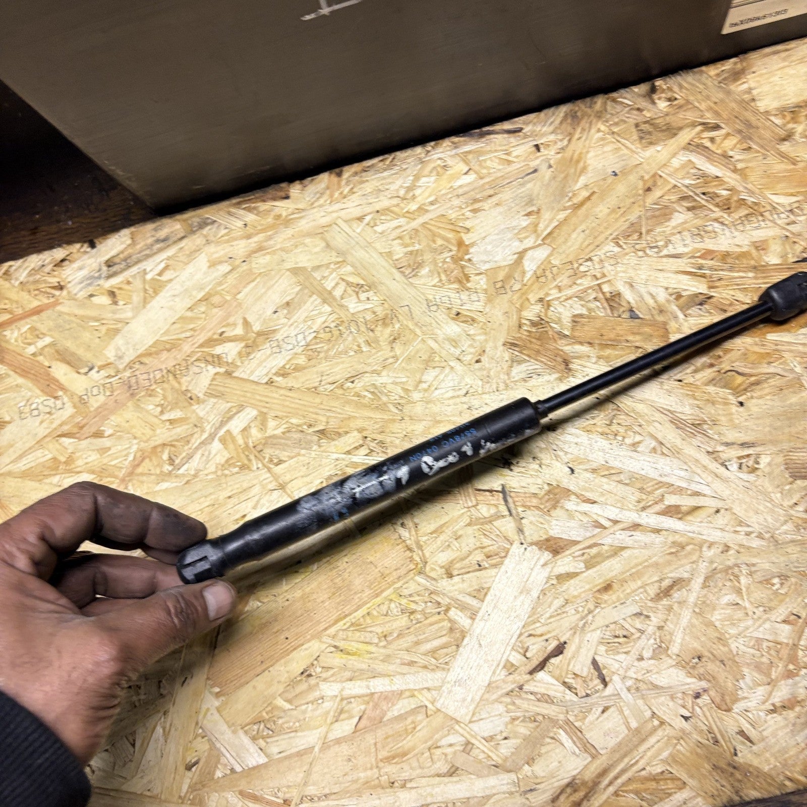 PEUGEOT 407 SALOON 04-11 REAR BOOT LID GAS STRUT SUPPORT 9656592980 5578VC0470N