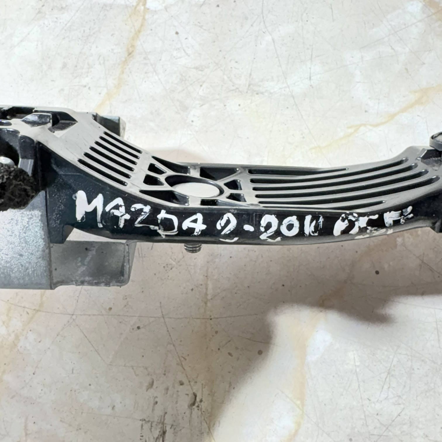 MAZDA 2 DE 2010 EXTERIOR DOOR HANDLE CARRIER LEFT 204201191235