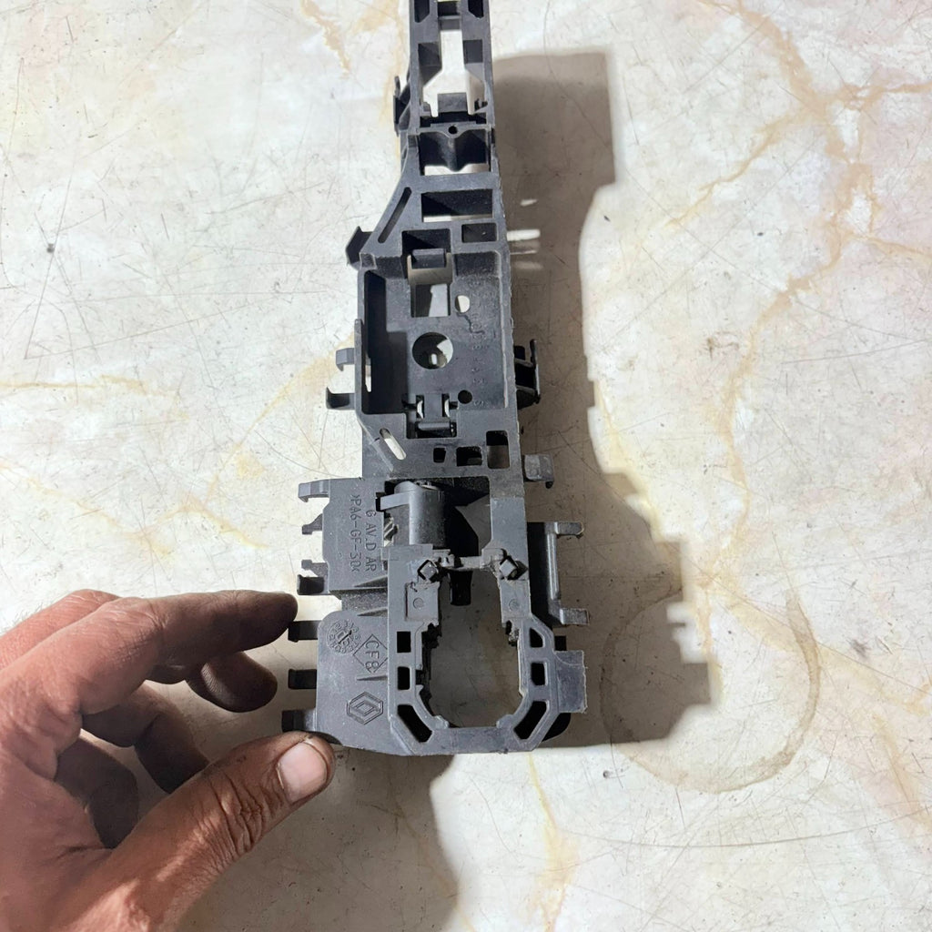 RENAULT SCENIC MK2 2005 NSF PASSENGER FRONT EXTERIOR DOOR HANDLE BRACKET