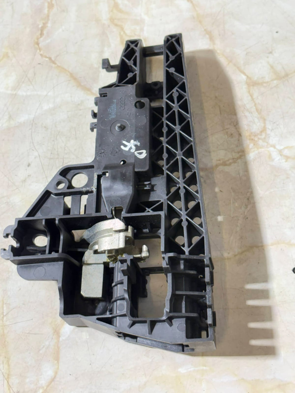 2012 AUDI A5 S5 COUPE RIGHT PASSENGER SIDE EXTERIOR DOOR HANDLE BRACKET