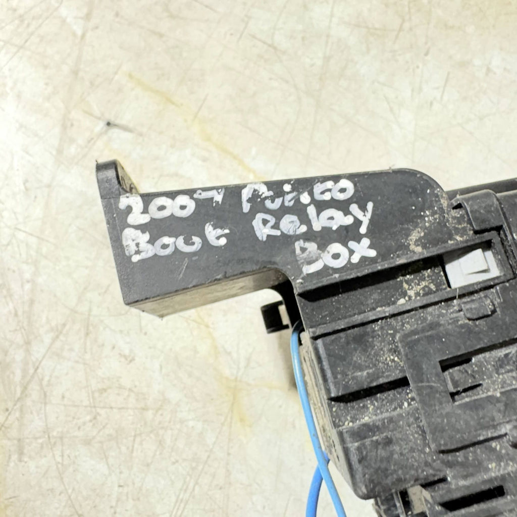 Fuse box Boot Relay box for Opel Meriva UK1275873-88 2007