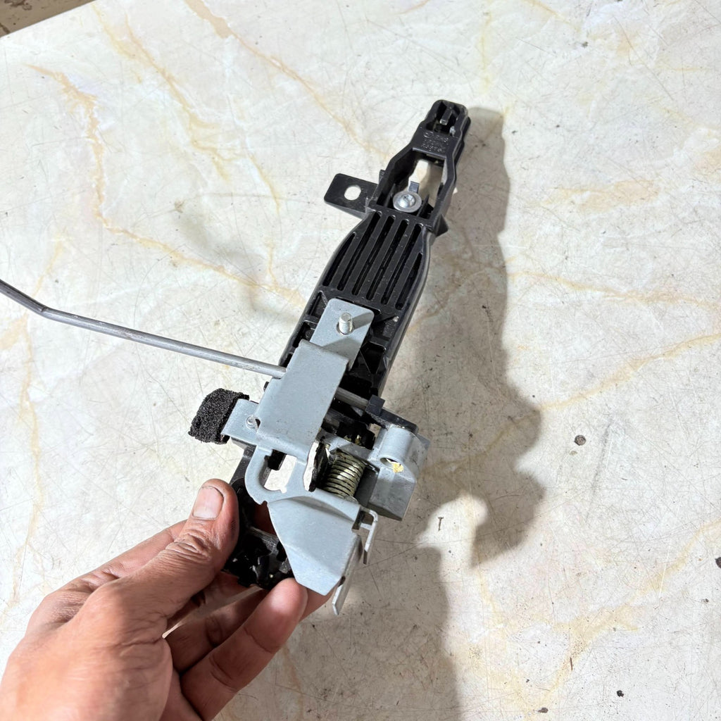 MAZDA 2 2014 DRIVER SIDE FRONT EXTERIOR HANDLE INNER BRACKET