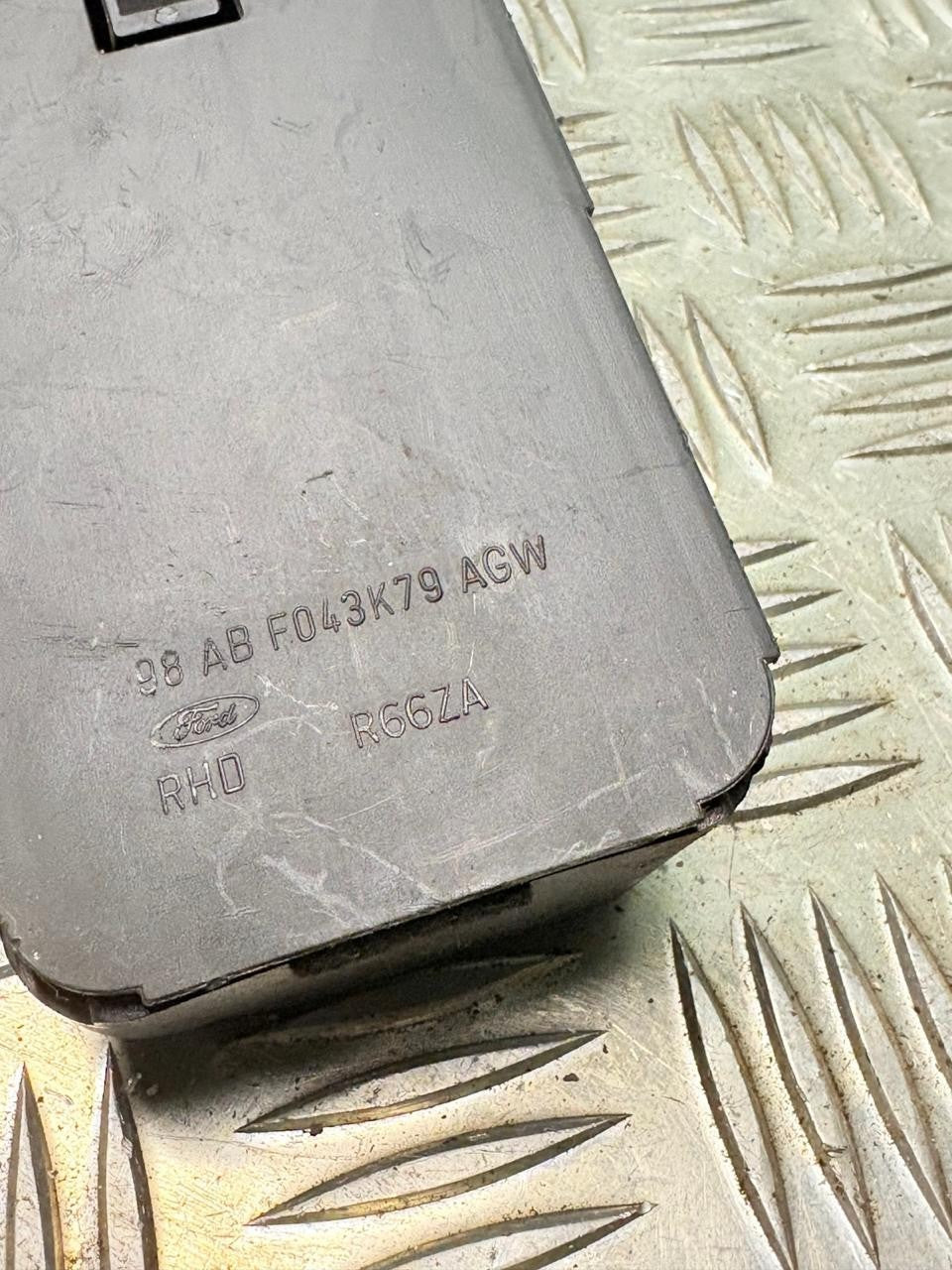 FORD FOCUS MK1 FRONT ASHTRAY CENTRE CONSOLE STORAGE COMPARTMENT 98AB FO43K79 DFW