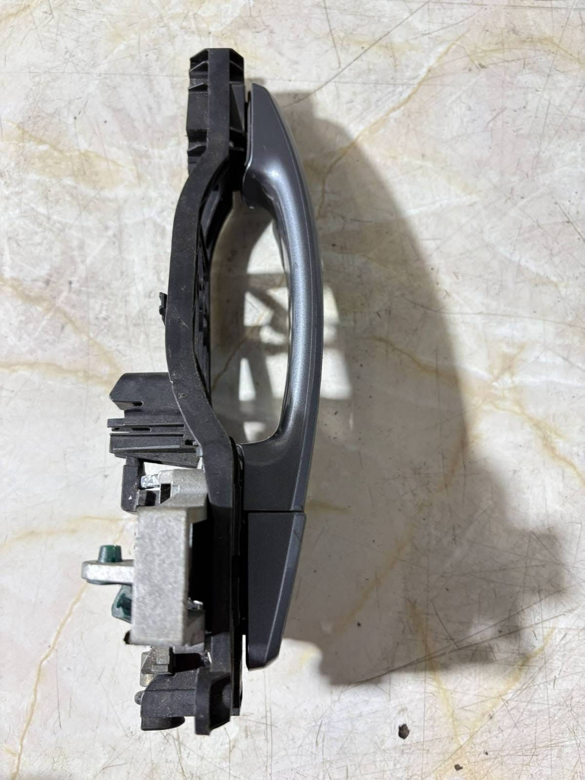 VAUXHALL CORSA D 2016 O/S REAR DRIVER EXTERIOR DOOR HANDLE BRACKET 24463750