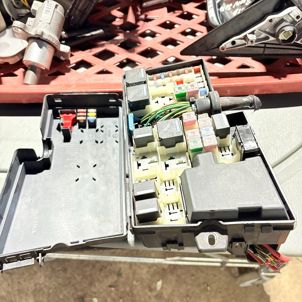 VOLVO V50 2004-2012 FUSE BOX 30786995