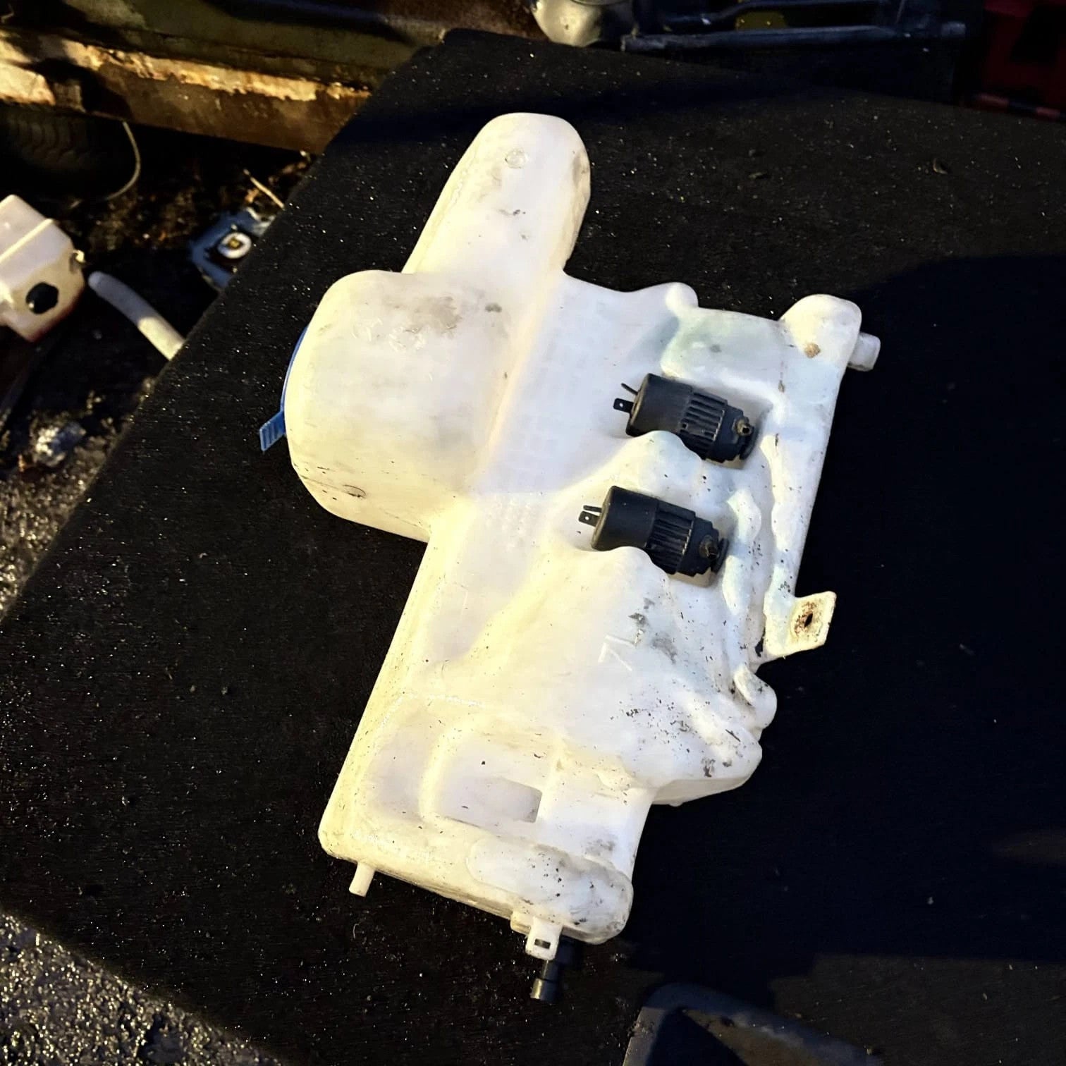 Mercedes Vito Viano Windscreen Washer Bottle 6388691220 (14)