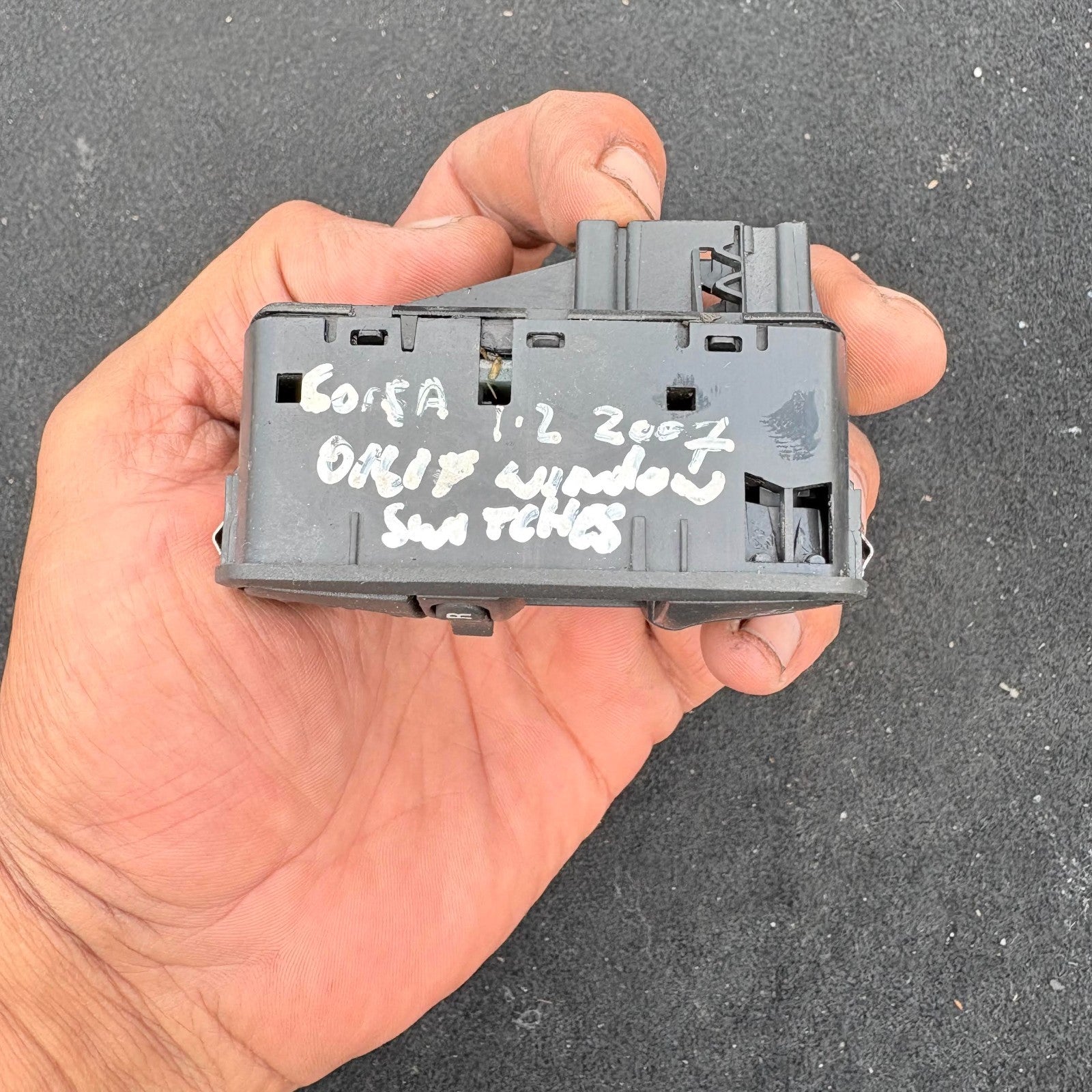 VAUXHALL CORSA D 06-14 DRIVERS FRONT ELECTRIC WINDOW SWITCH 13 258 521 AA